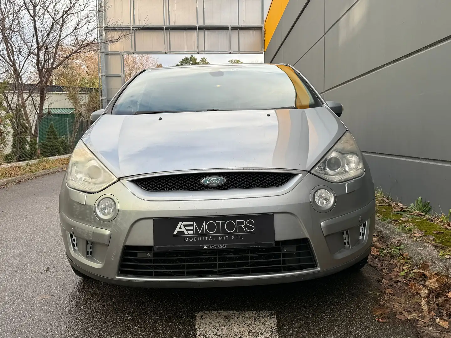 Ford S-Max Titanium 2.0 TD*KLIMA*TEMPOMAT*SITZHEIZUNG*KREDIT Grau - 2