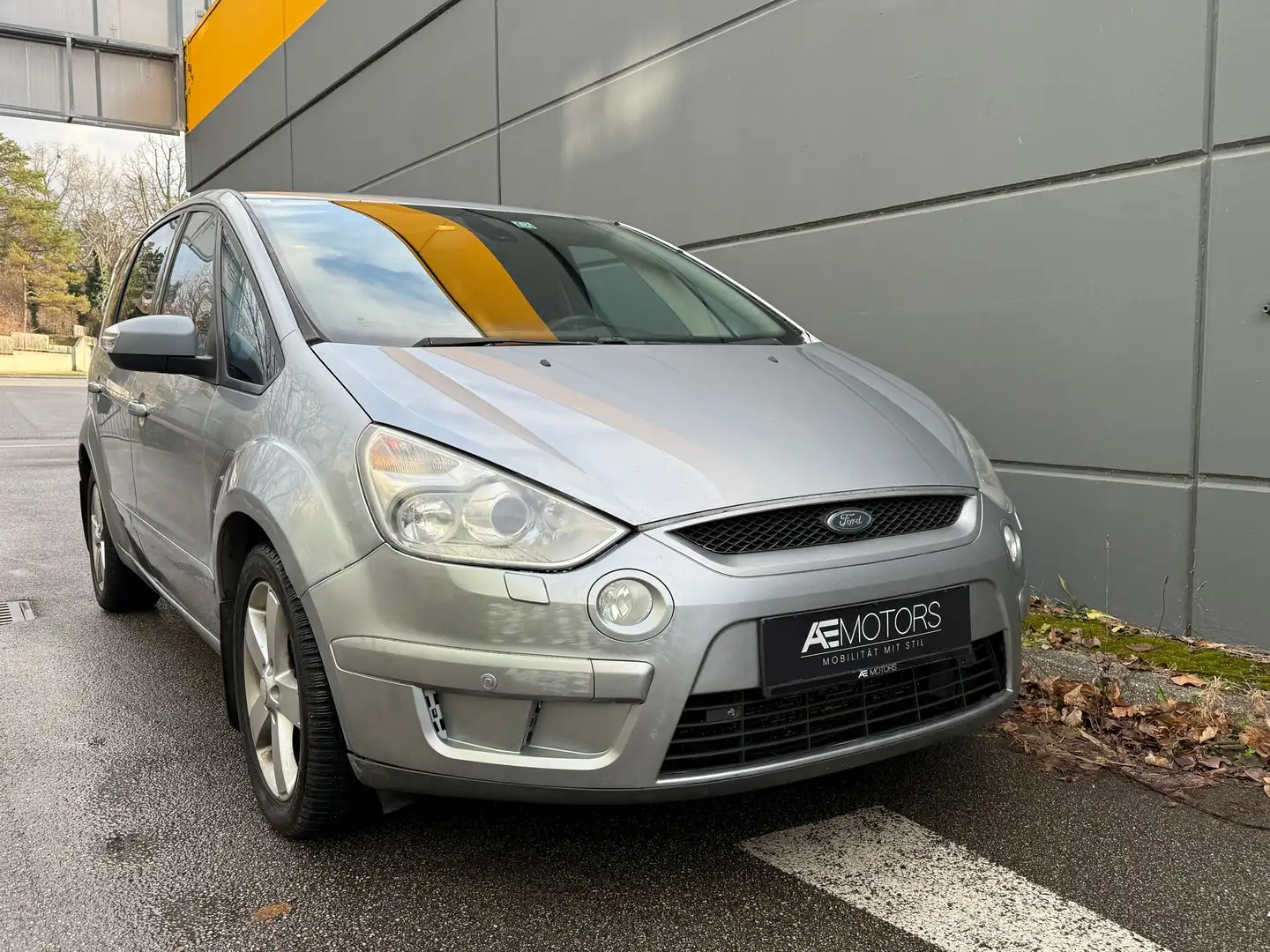 Ford S-Max Titanium 2.0 TD*KLIMA*TEMPOMAT*SITZHEIZUNG*KREDIT Grau - 1