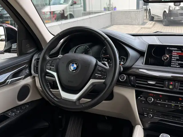 BMW X6 view 22