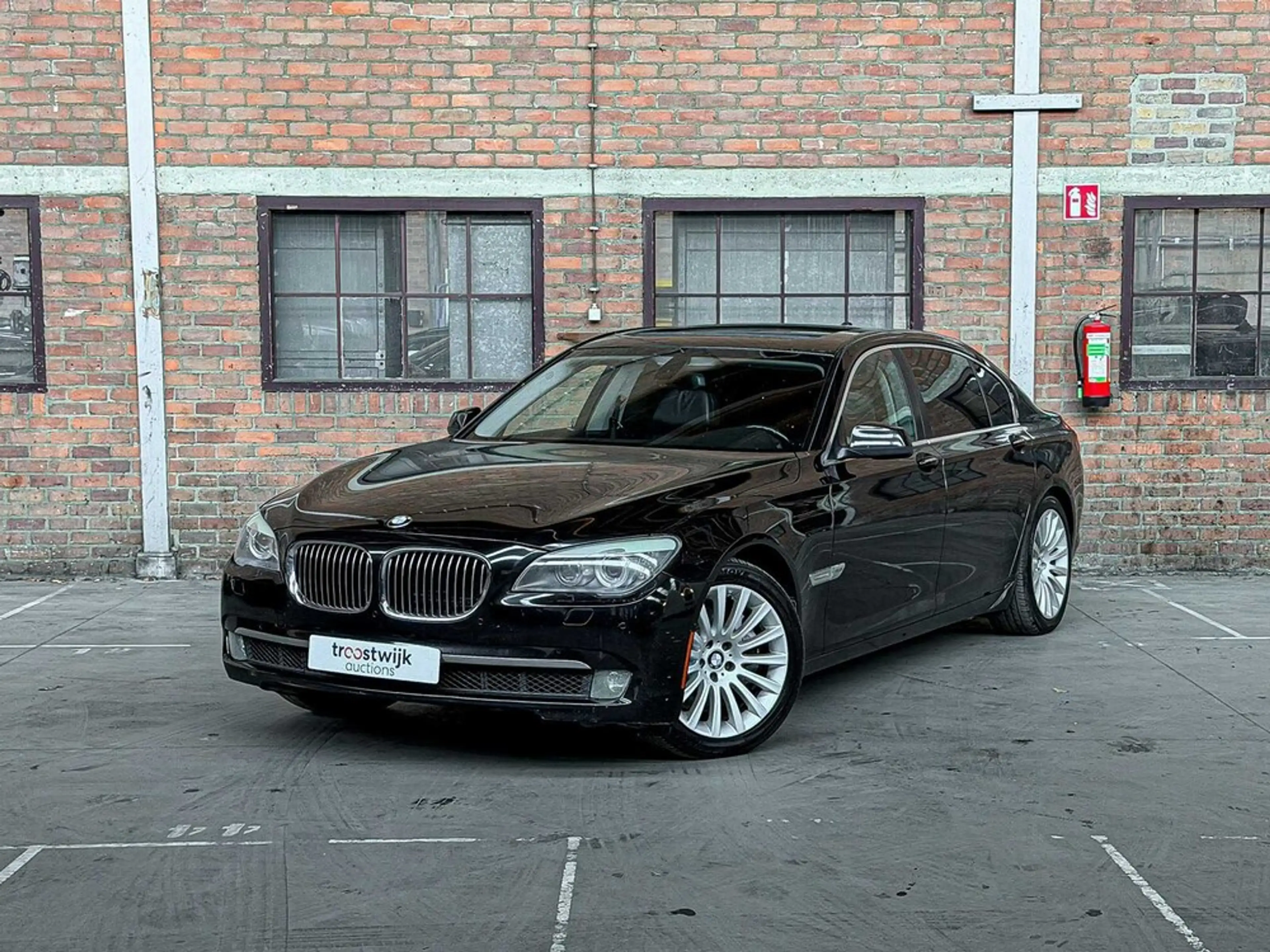 BMW 750 750Li xDrive — photo 2