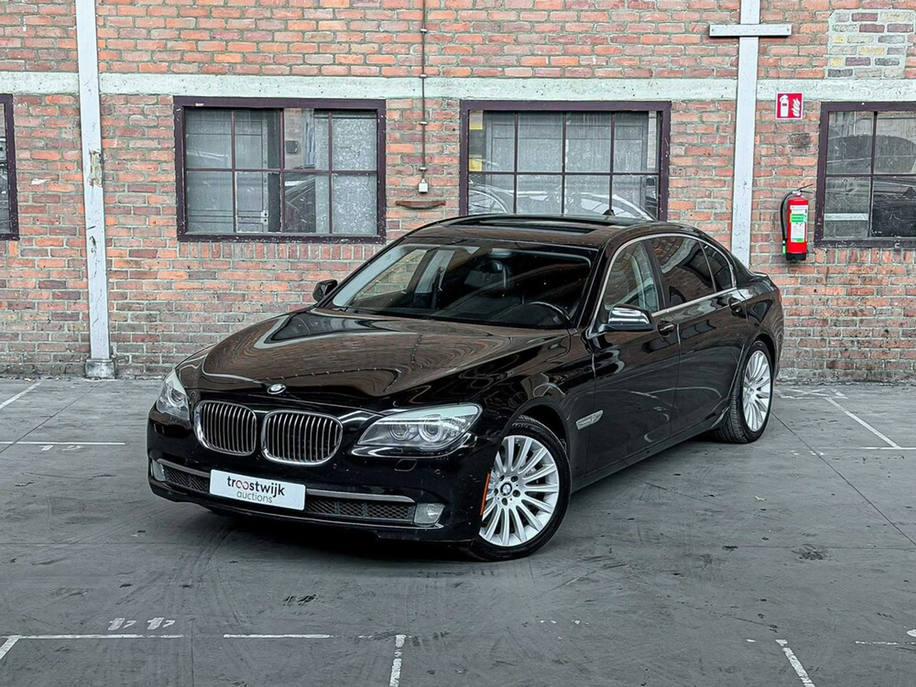 BMW 750 750Li xDrive — photo 3