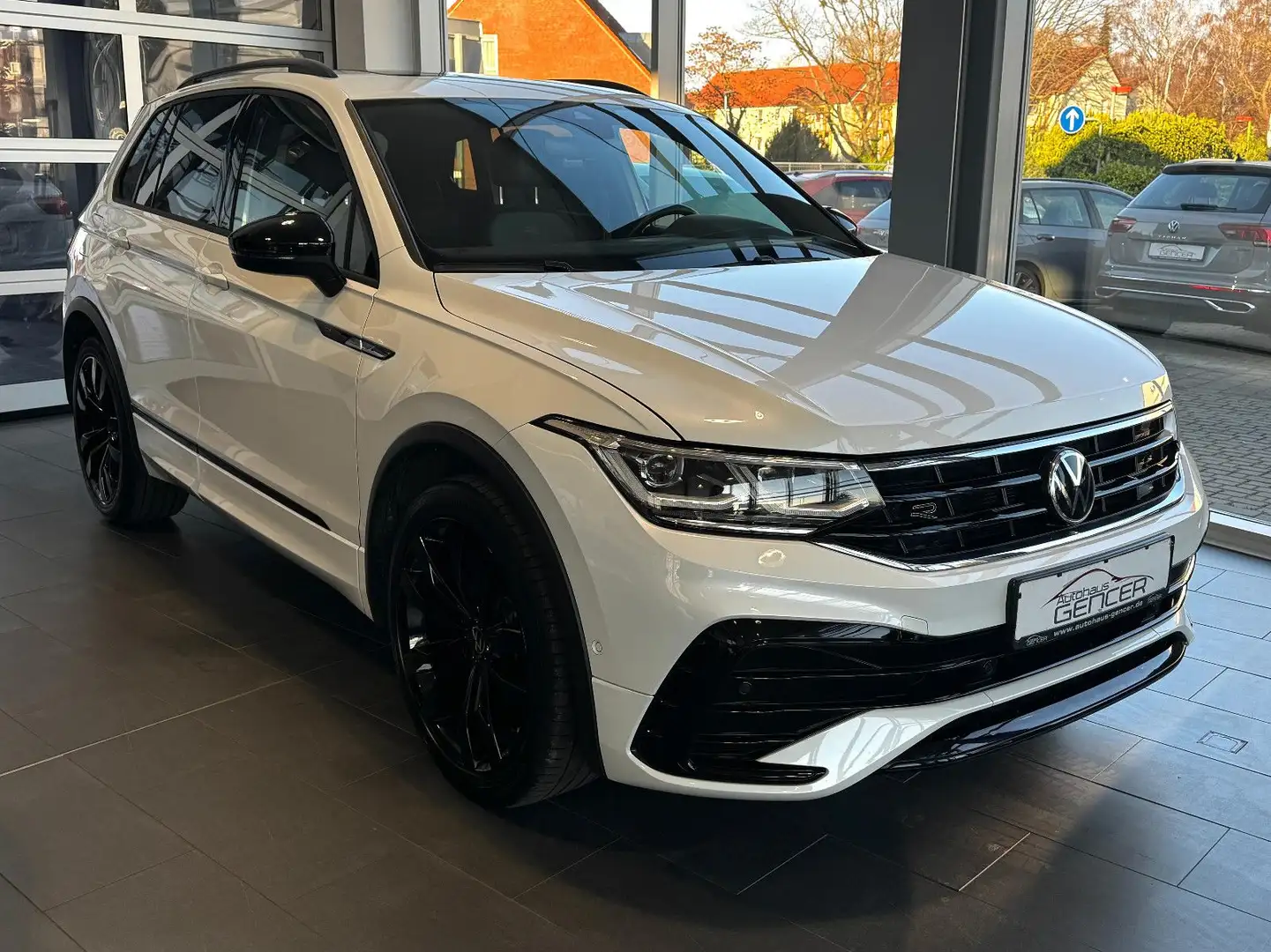 Volkswagen Tiguan 2.0 TDI "R-Line/Matrix/Pano/H&K/R-Kamera" Weiß - 2