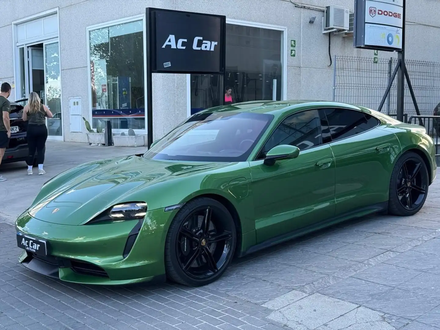 Porsche Taycan Turbo Verde - 2
