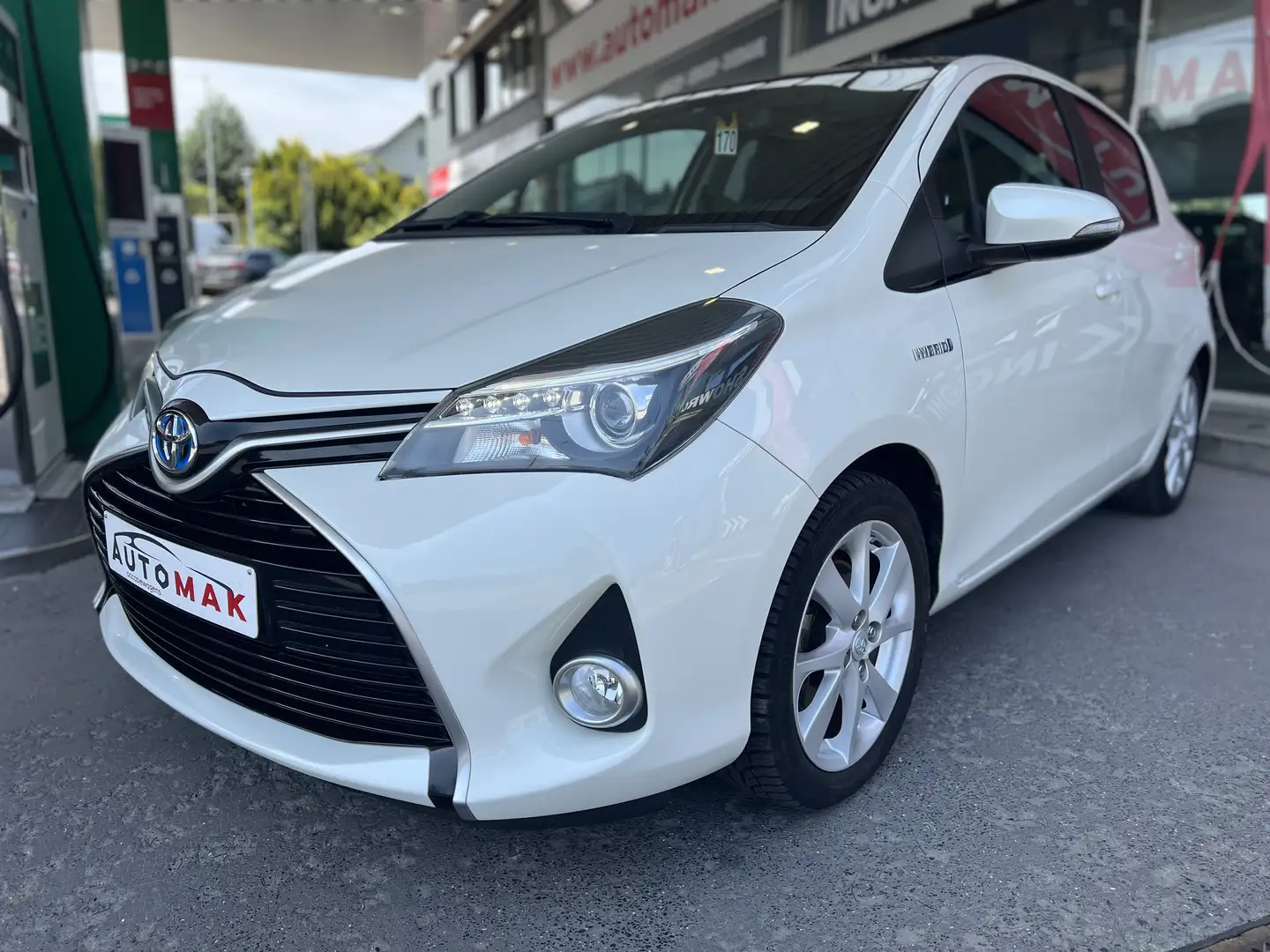 Toyota Yaris 1.5i VVT-i Hybrid Lounge E-CVT Wit - 2