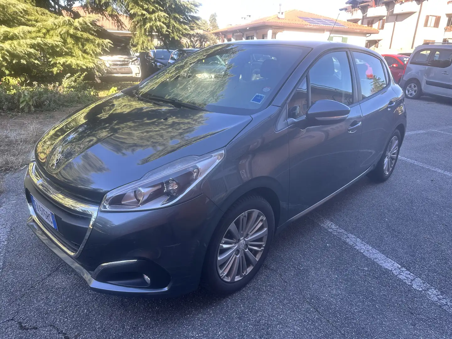 Peugeot 208 5p 1.2 vti 12v Allure Grijs - 1