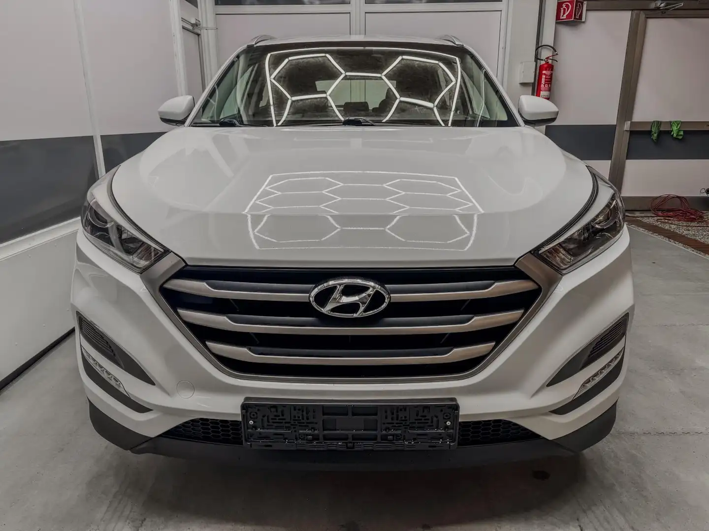 Hyundai TUCSON GO+ 1.6 T-GDi 177PS AHK NAVI SHZ PDC 1.6 130kW/... Weiß - 2