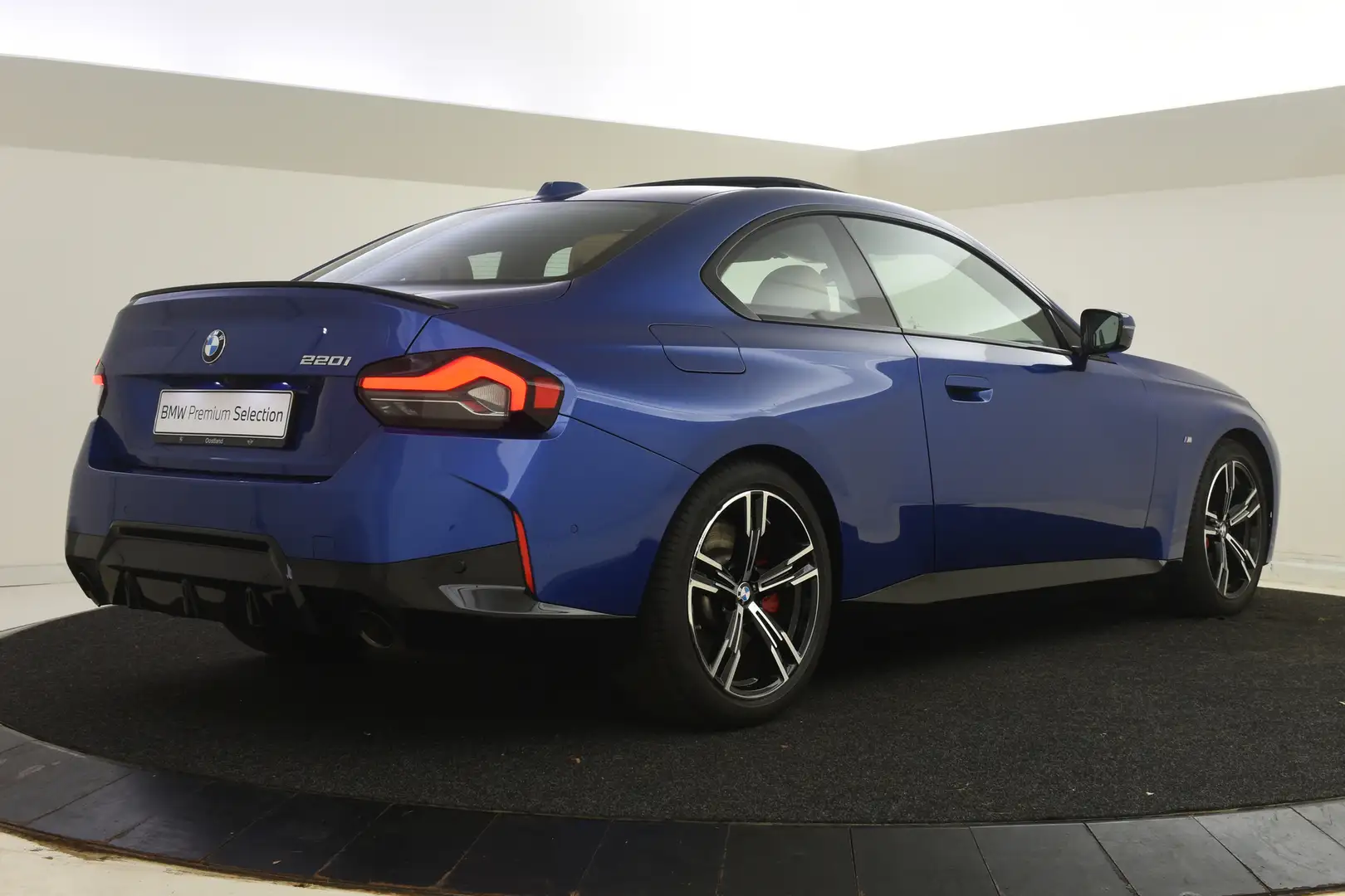 BMW 220 2 Serie Coupé 220i High Executive M Sport Automaat Blauw - 2