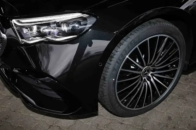Mercedes-Benz E-Class view 3