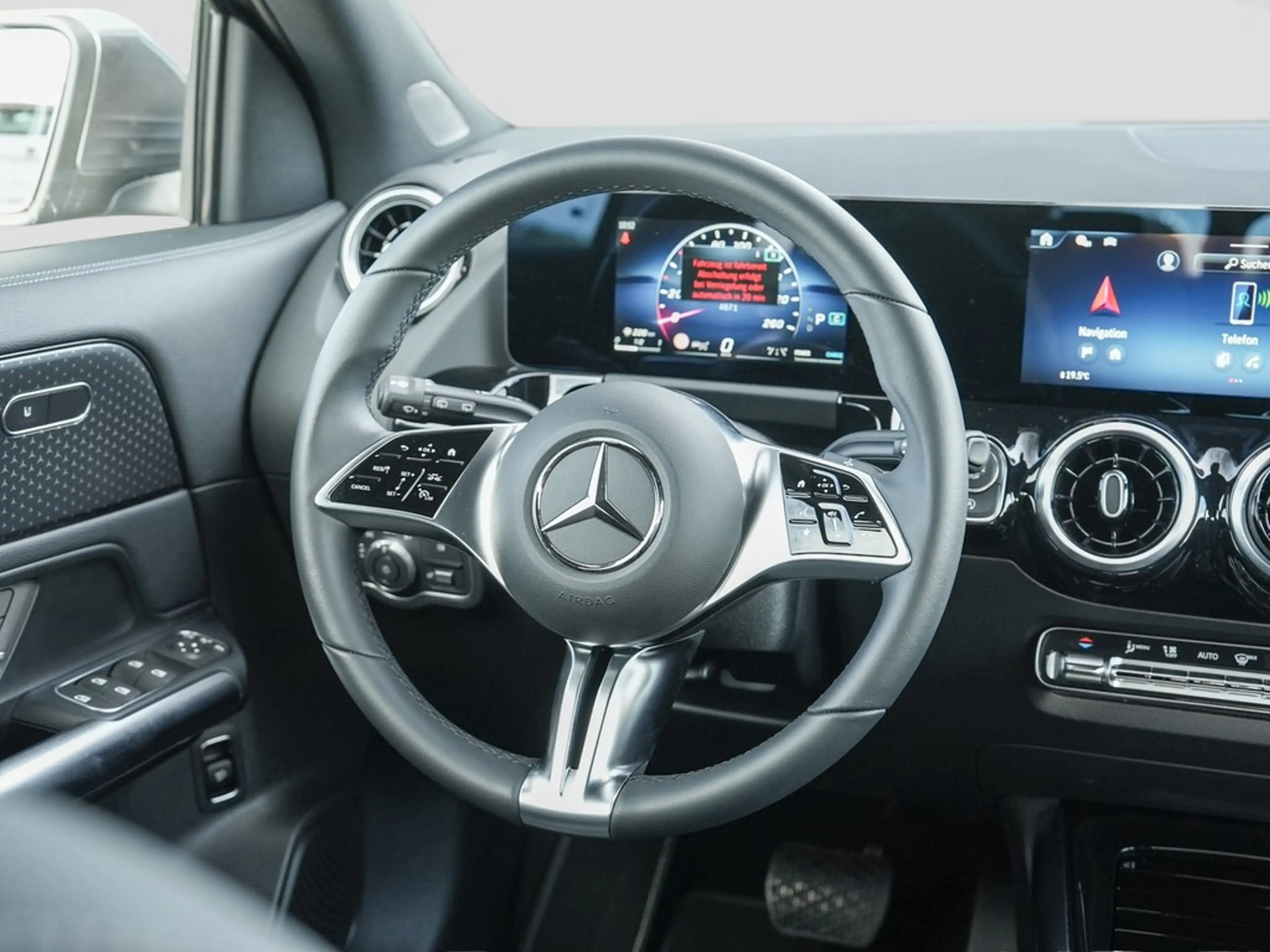 Mercedes-Benz GLA 200 Desingpaket Advanced *LED*AHK*Navi*Kamera*Kessy... — photo 11