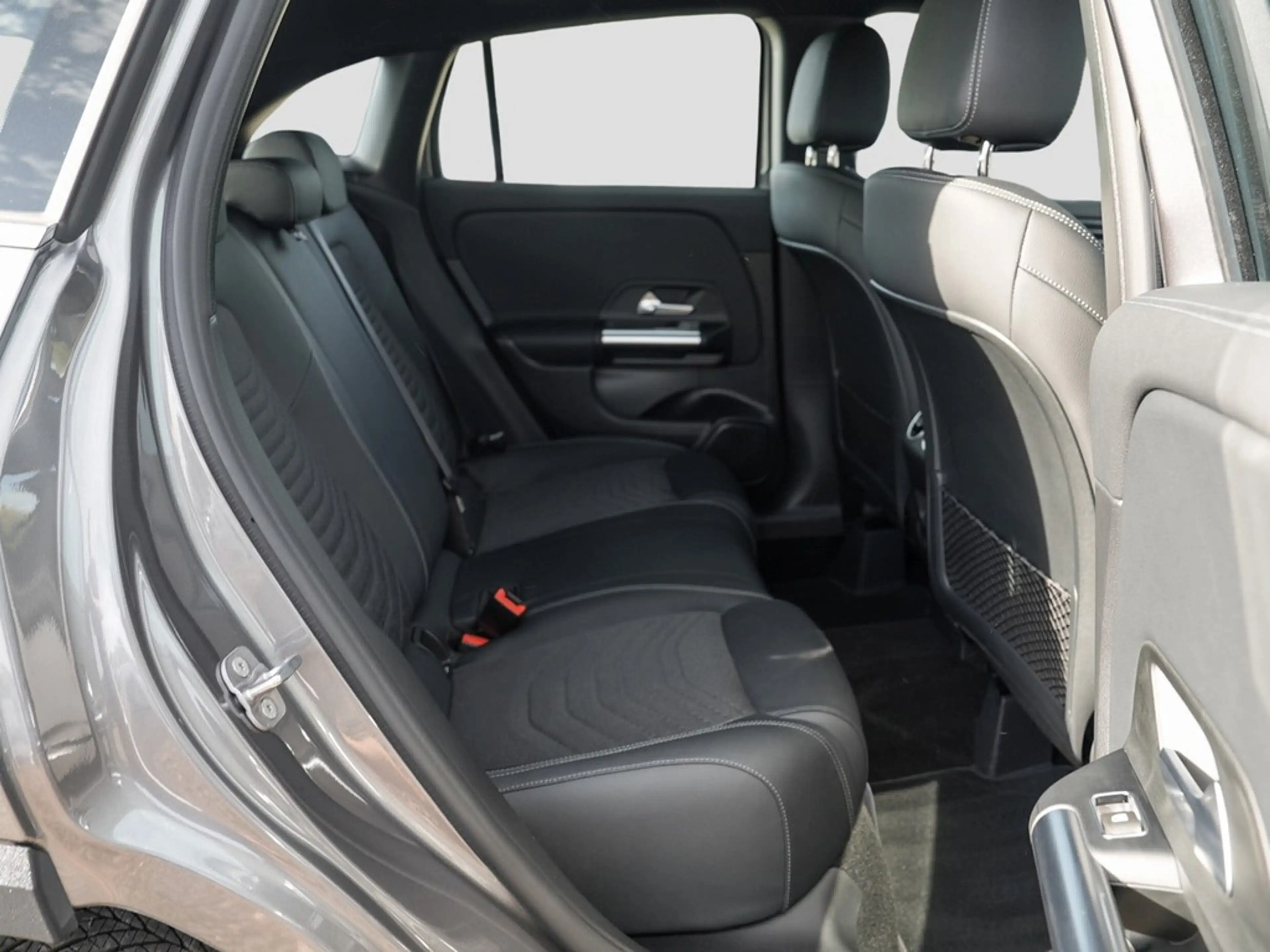 Mercedes-Benz GLA 200 Desingpaket Advanced *LED*AHK*Navi*Kamera*Kessy... — photo 10