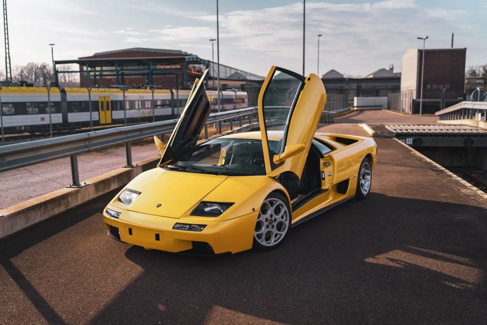 Lamborghini Diablo 6.0 VT *MATCHING NUMBERS/PRESS CAR/NO. 1 OF 343* Geel - 1