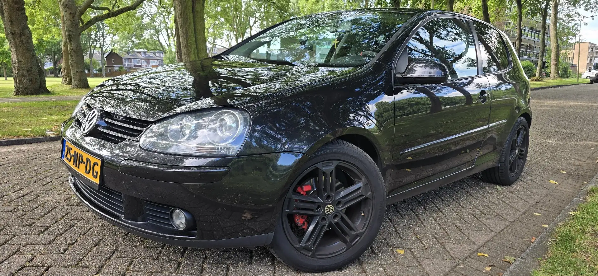 Volkswagen Golf 1.6 FSI Sportline - 1