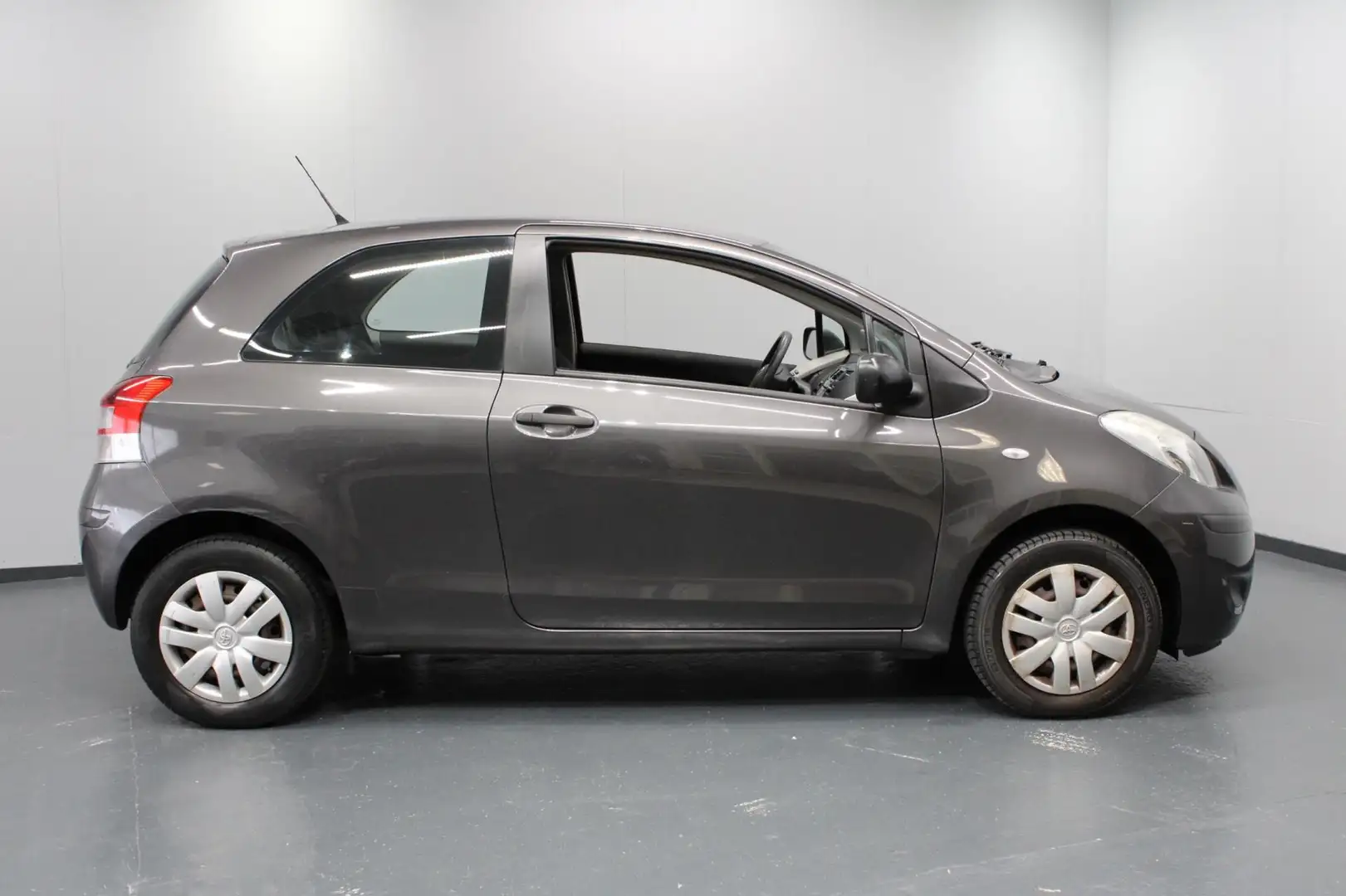 Toyota Yaris 1.0 VVTi Acces / Airco / Nwe APK / Elektr ramen Grijs - 2