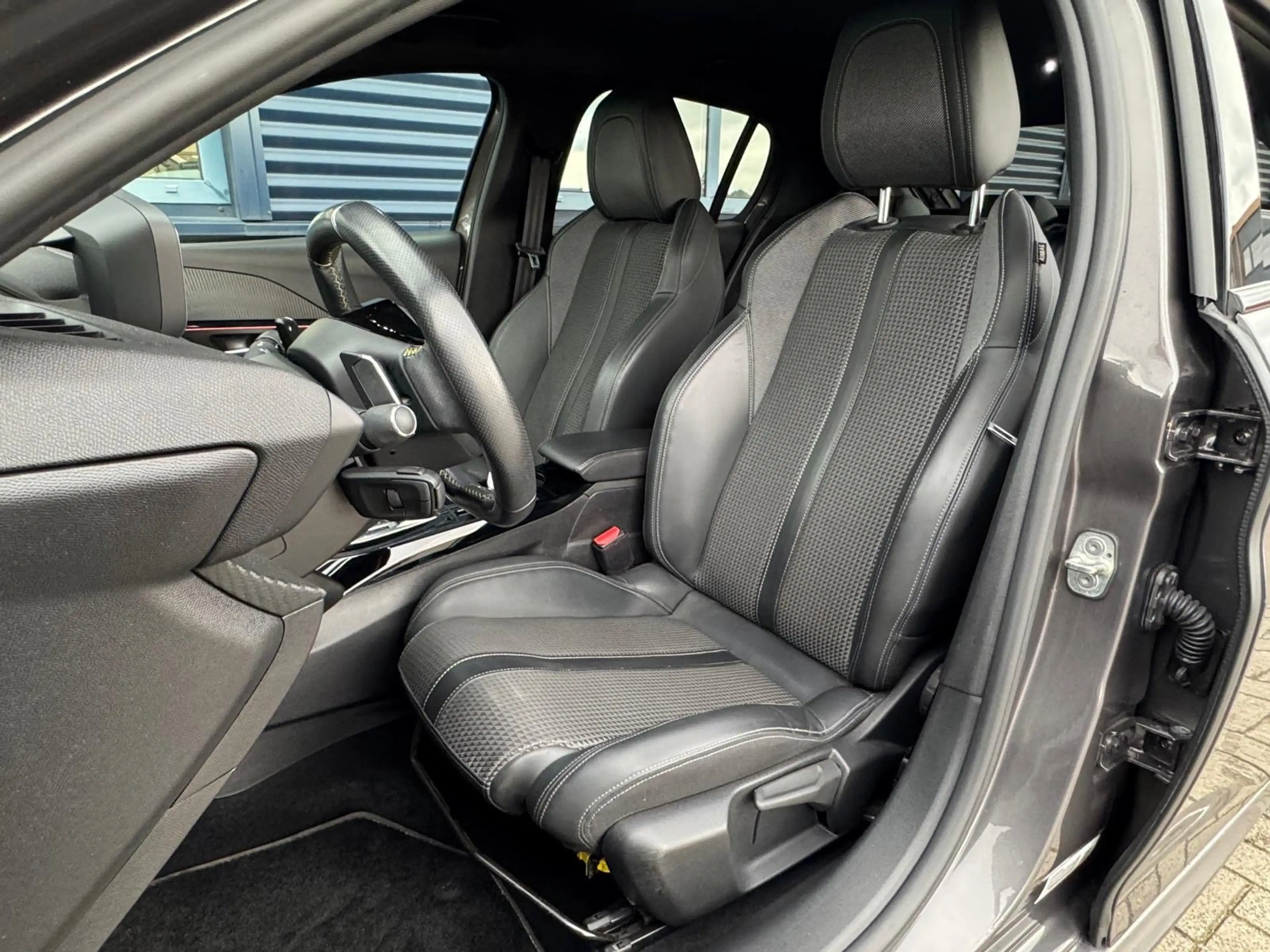 Peugeot 208 1.2 PureTech GT Pack | CAMERA | NAVI | APPLE CARPL — photo 6