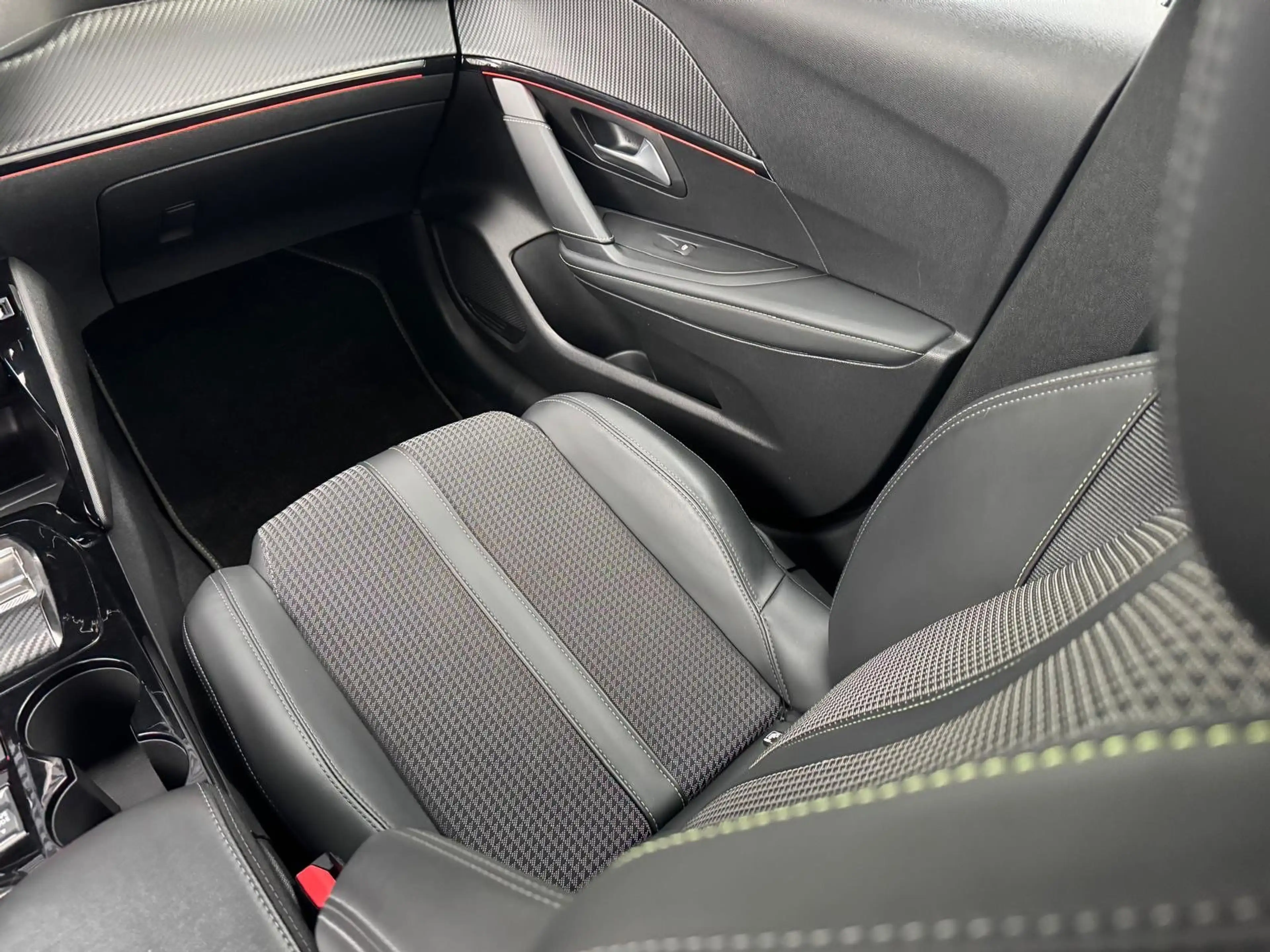 Peugeot 208 1.2 PureTech GT Pack | CAMERA | NAVI | APPLE CARPL — photo 8