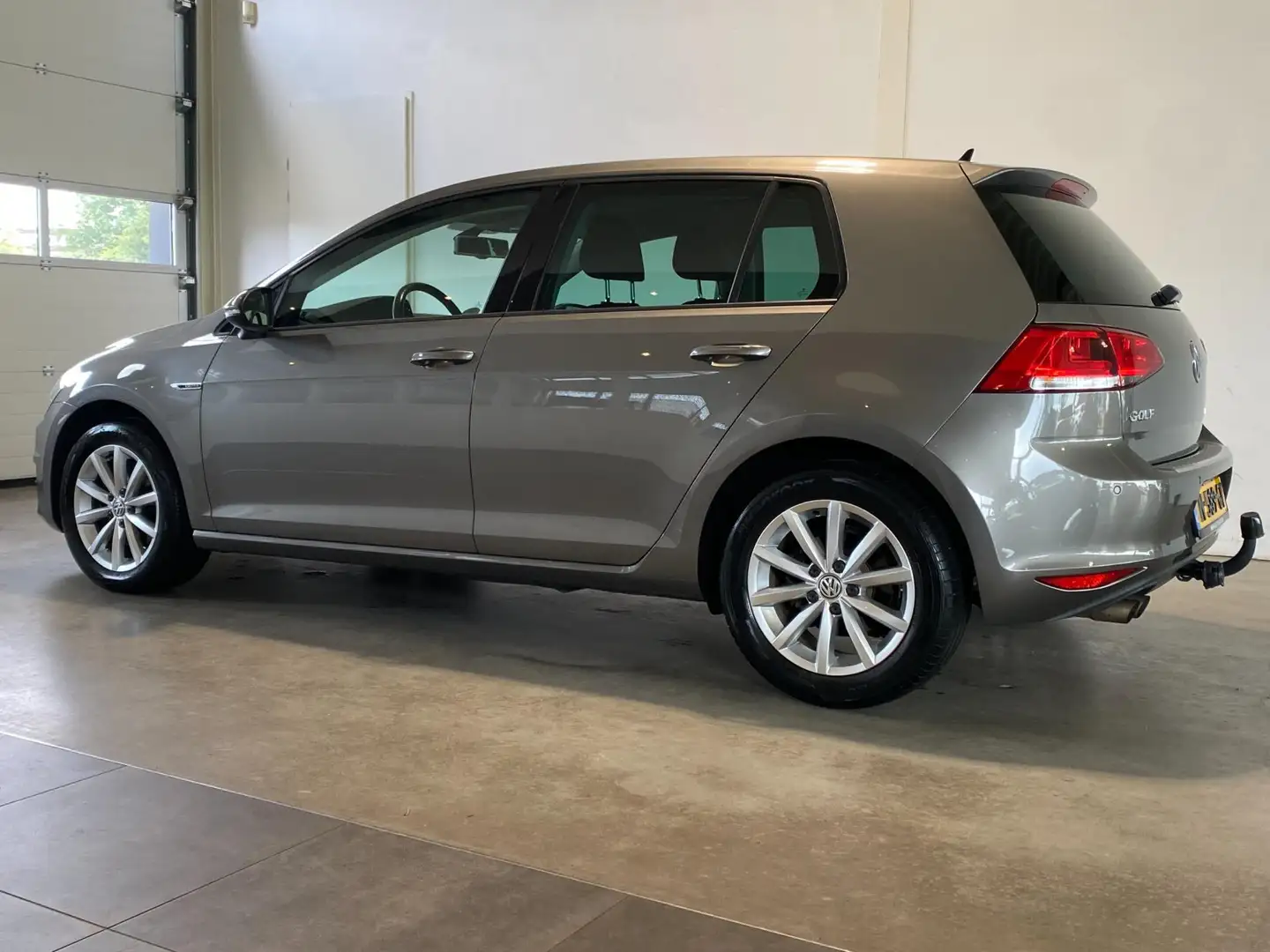 Volkswagen Golf 1.4 TSI 125PK Dealer o.h. Grijs - 2