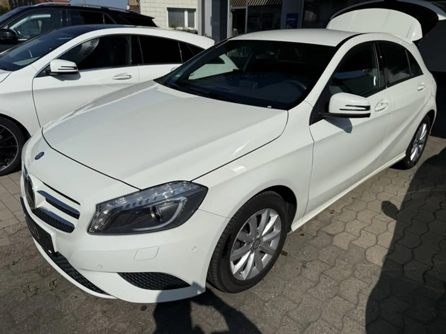 Mercedes-Benz A 180 Style Kamera Navi AHK PDC BI-Xenon Blanc - 1