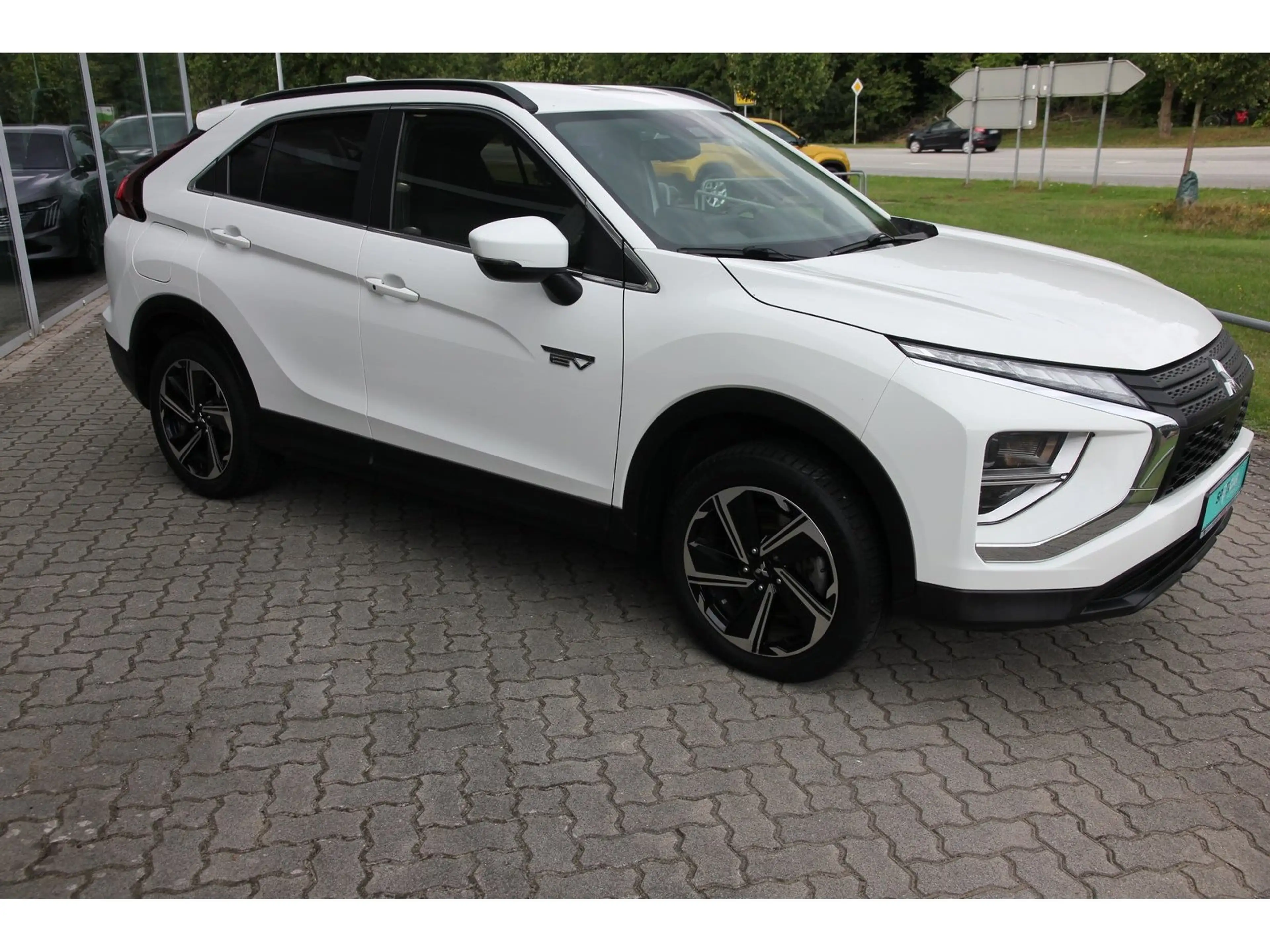 Mitsubishi Eclipse Cross Basis Hybrid 4WD Klima SHZ RFK App — photo 2