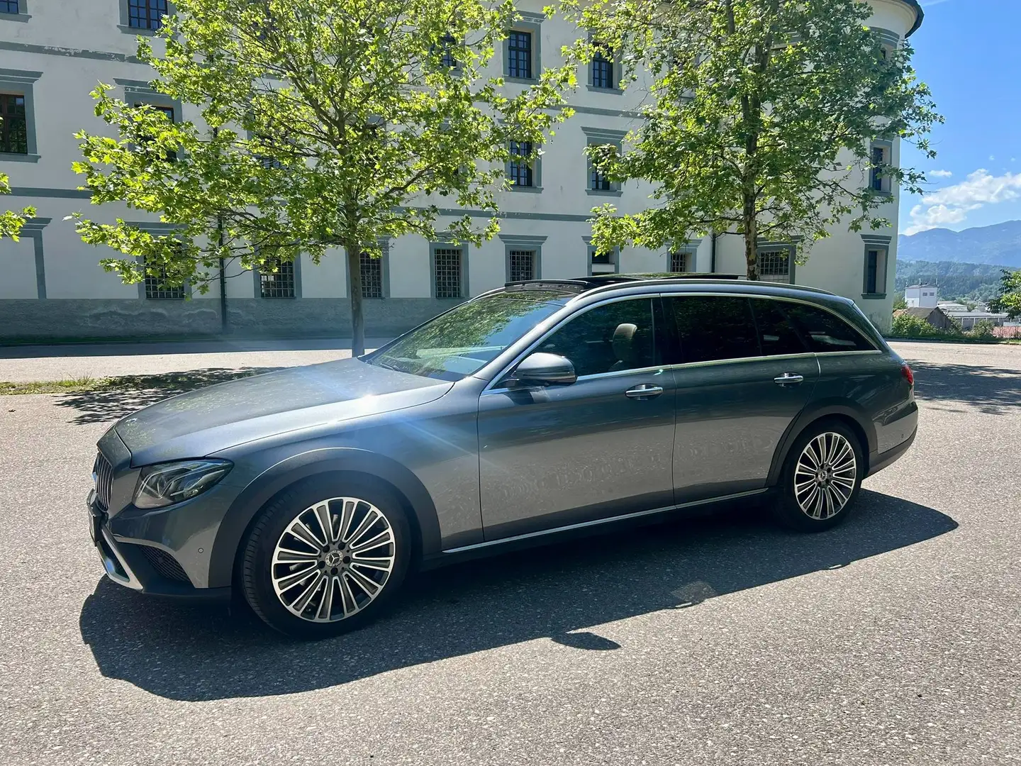 Mercedes-Benz E 220 E 220 d T All-Terrain 4MATIC Aut. All-Terrain Grau - 2