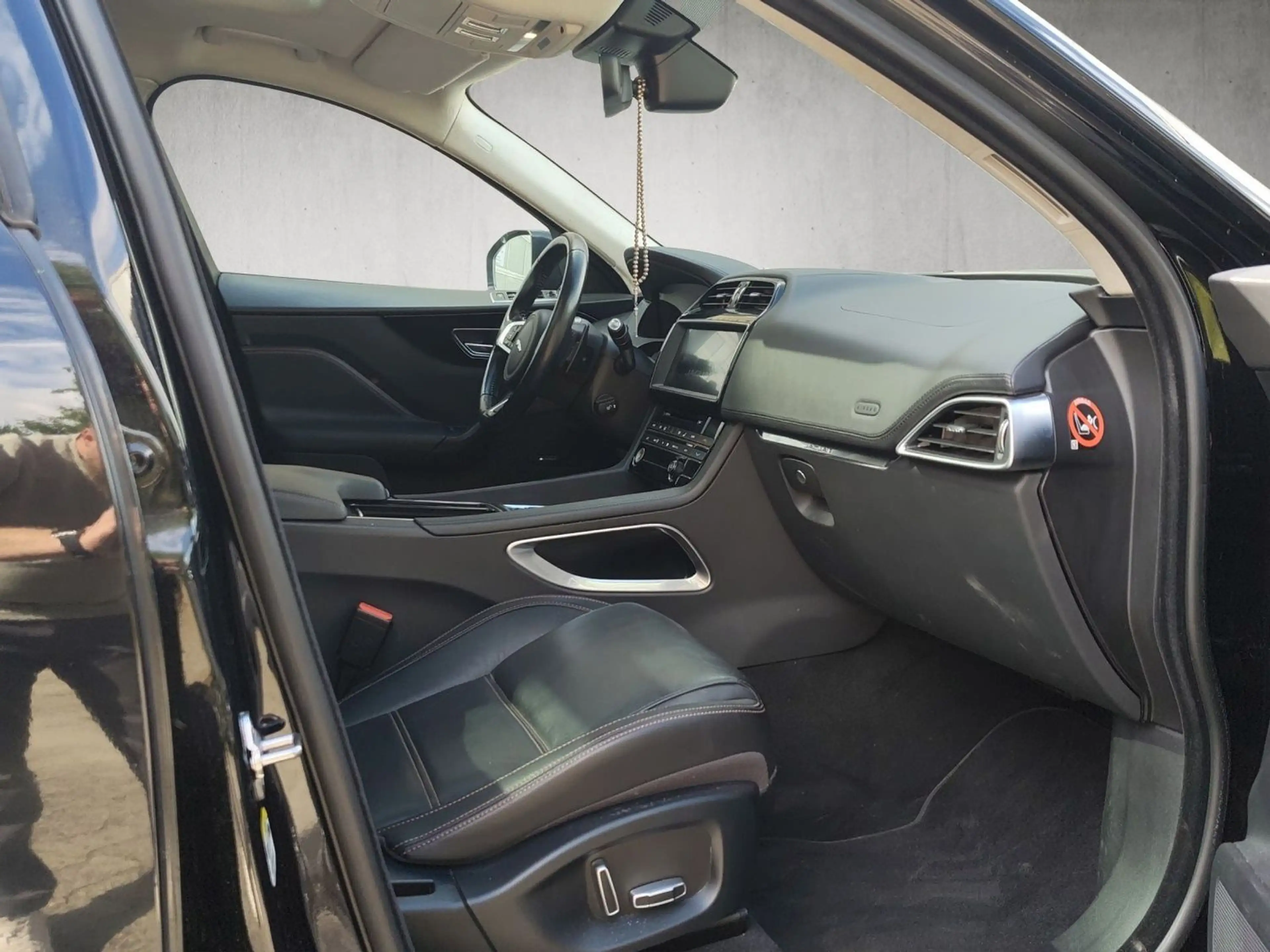 Jaguar F-Pace 3.0d Prestige AWD*Allrad*Navi*Leder*AHK*P — photo 12