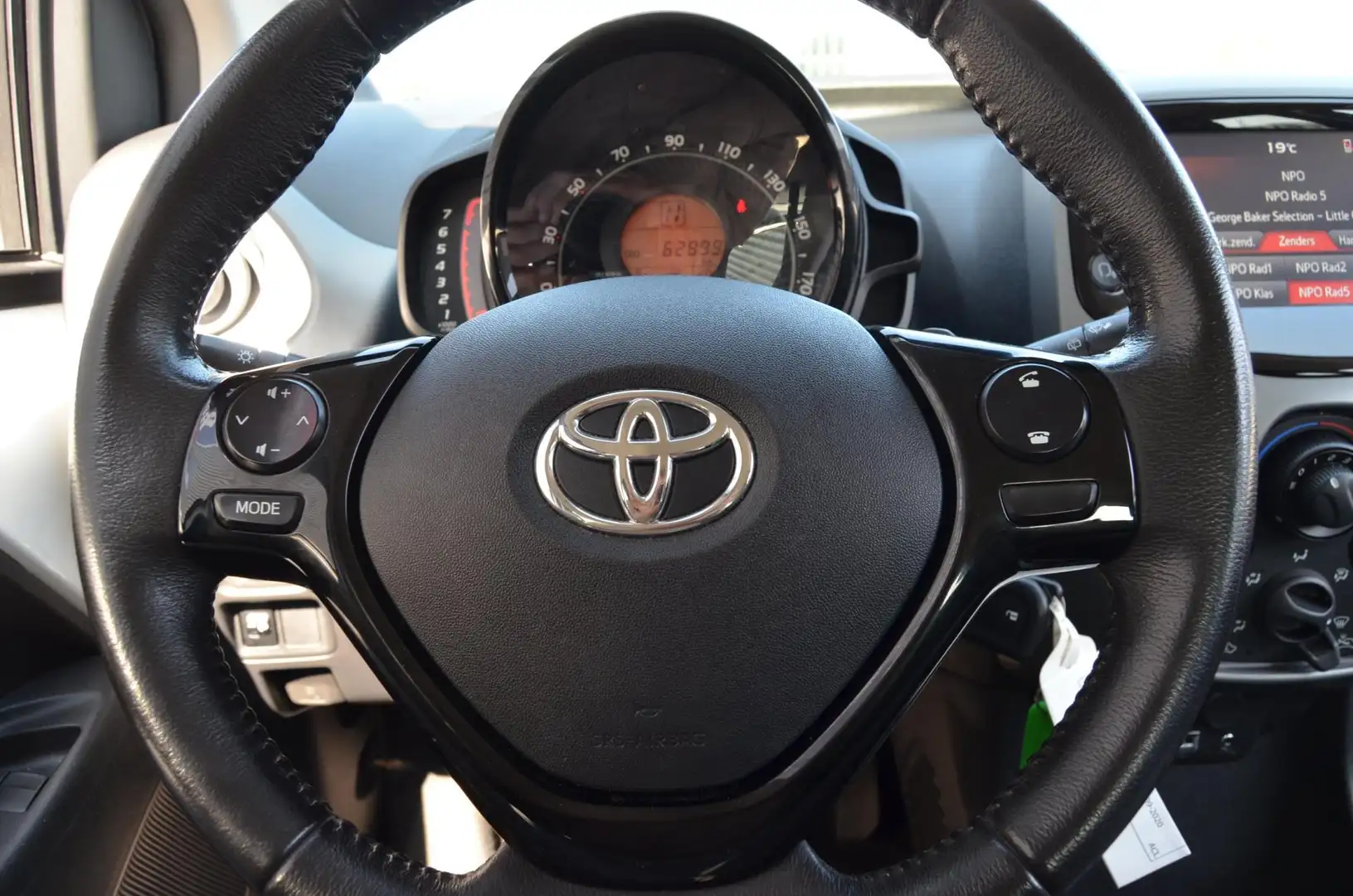 Toyota Aygo 1.0 VVT-i x-play|AUTOMAAT|CAMERA|CARPLAY|DEALER ON bijela - 2