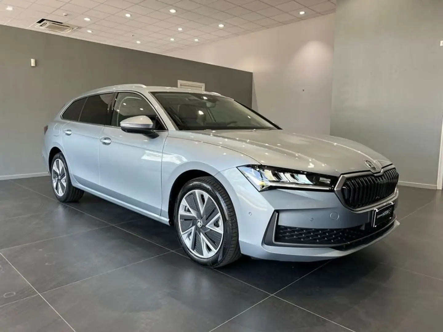 Skoda Superb 2.0 TDI DSG Wagon Style Argento - 2