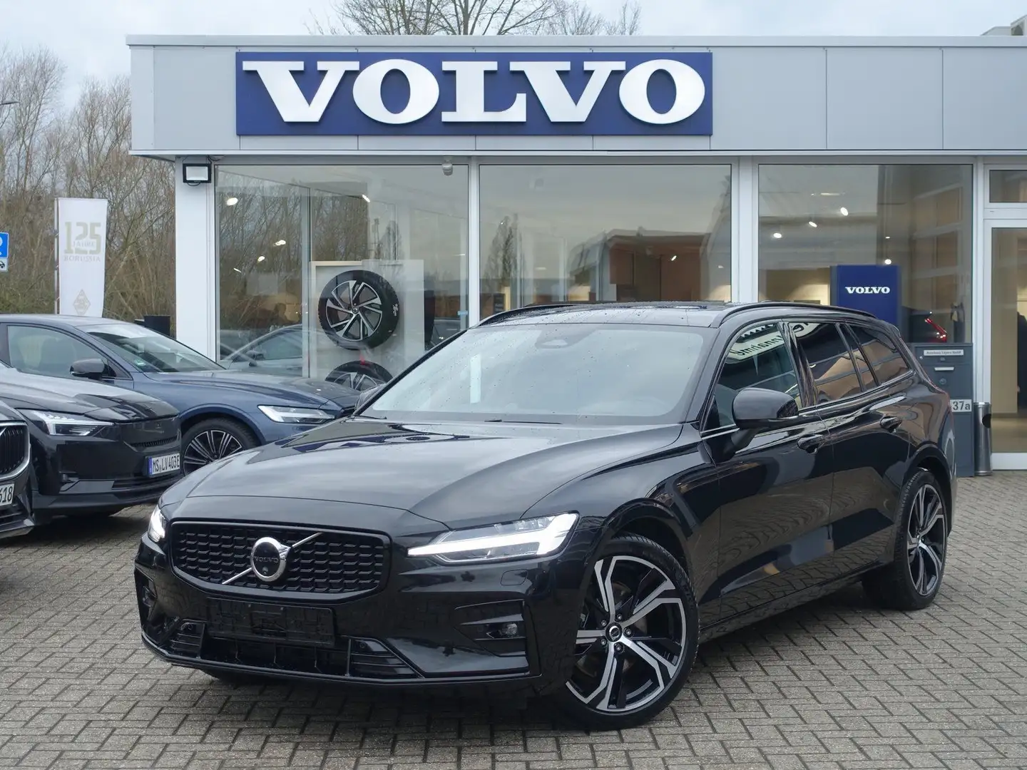 Volvo V60 Ultra B4 Dark/B&W/Massage/AHK/360°/Pano/BLIS Schwarz - 1