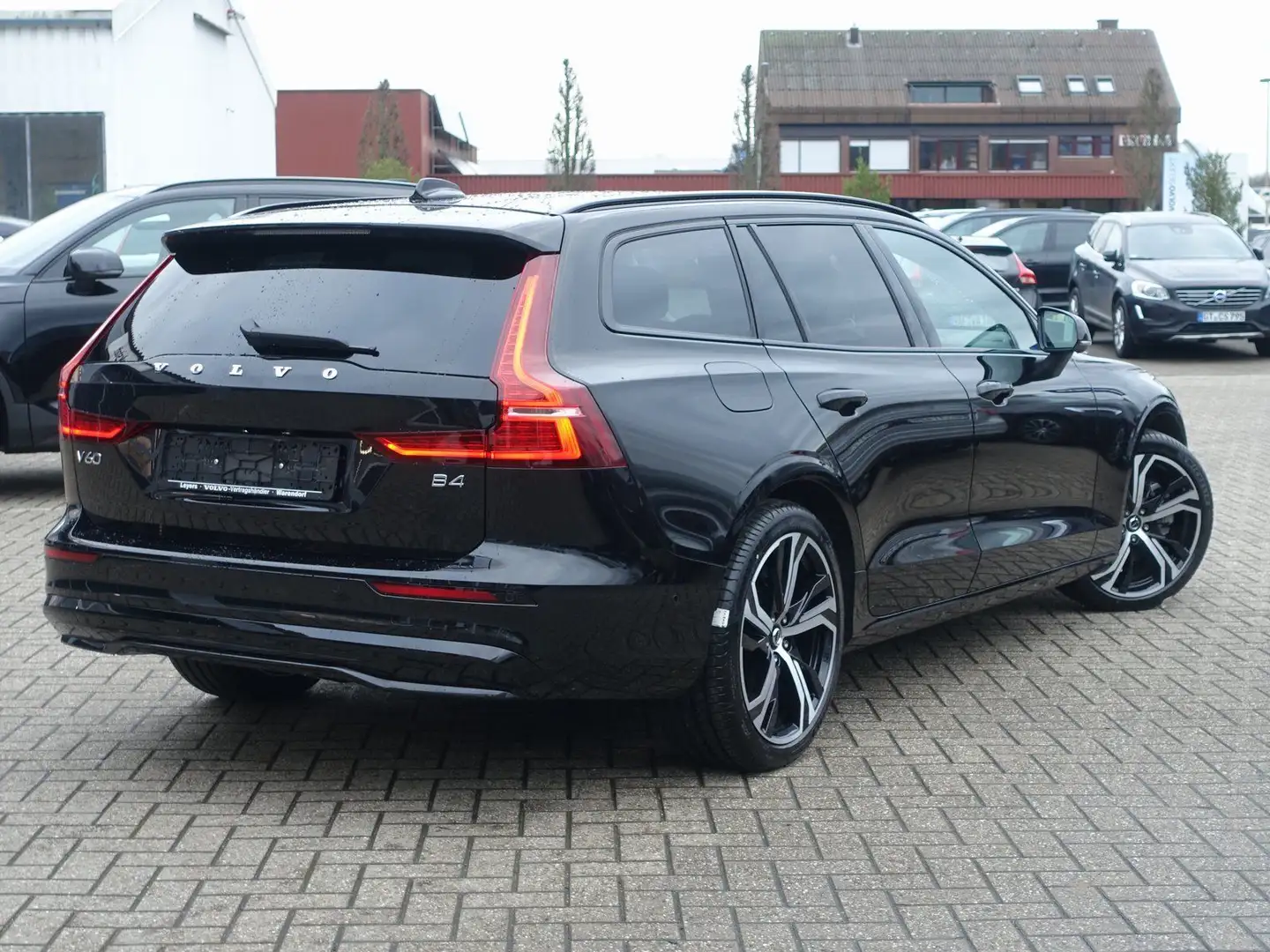 Volvo V60 Ultra B4 Dark/B&W/Massage/AHK/360°/Pano/BLIS Schwarz - 2
