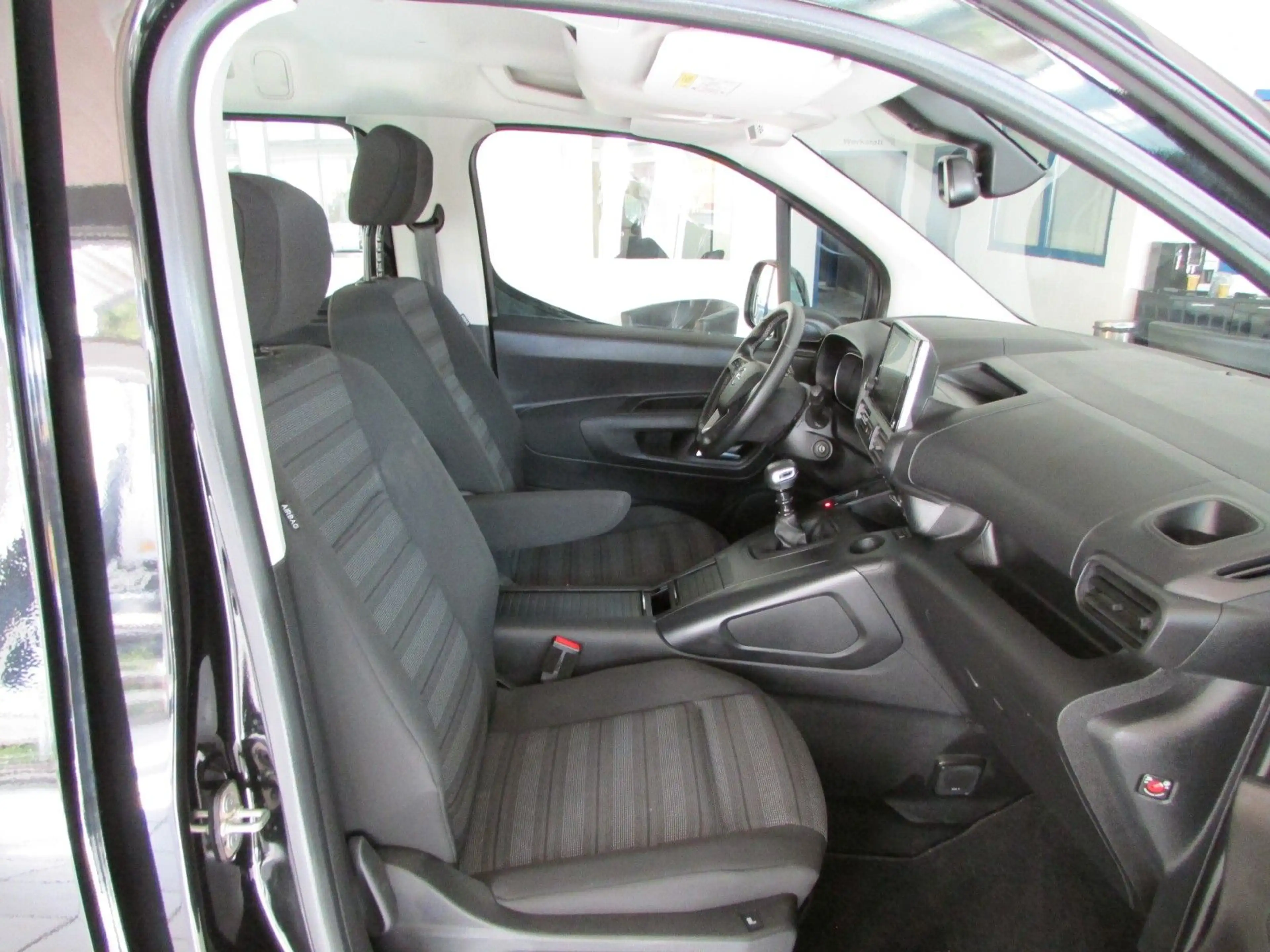 Opel Combo Life el.Rollstuhlrampe-Behindertengerecht — photo 21
