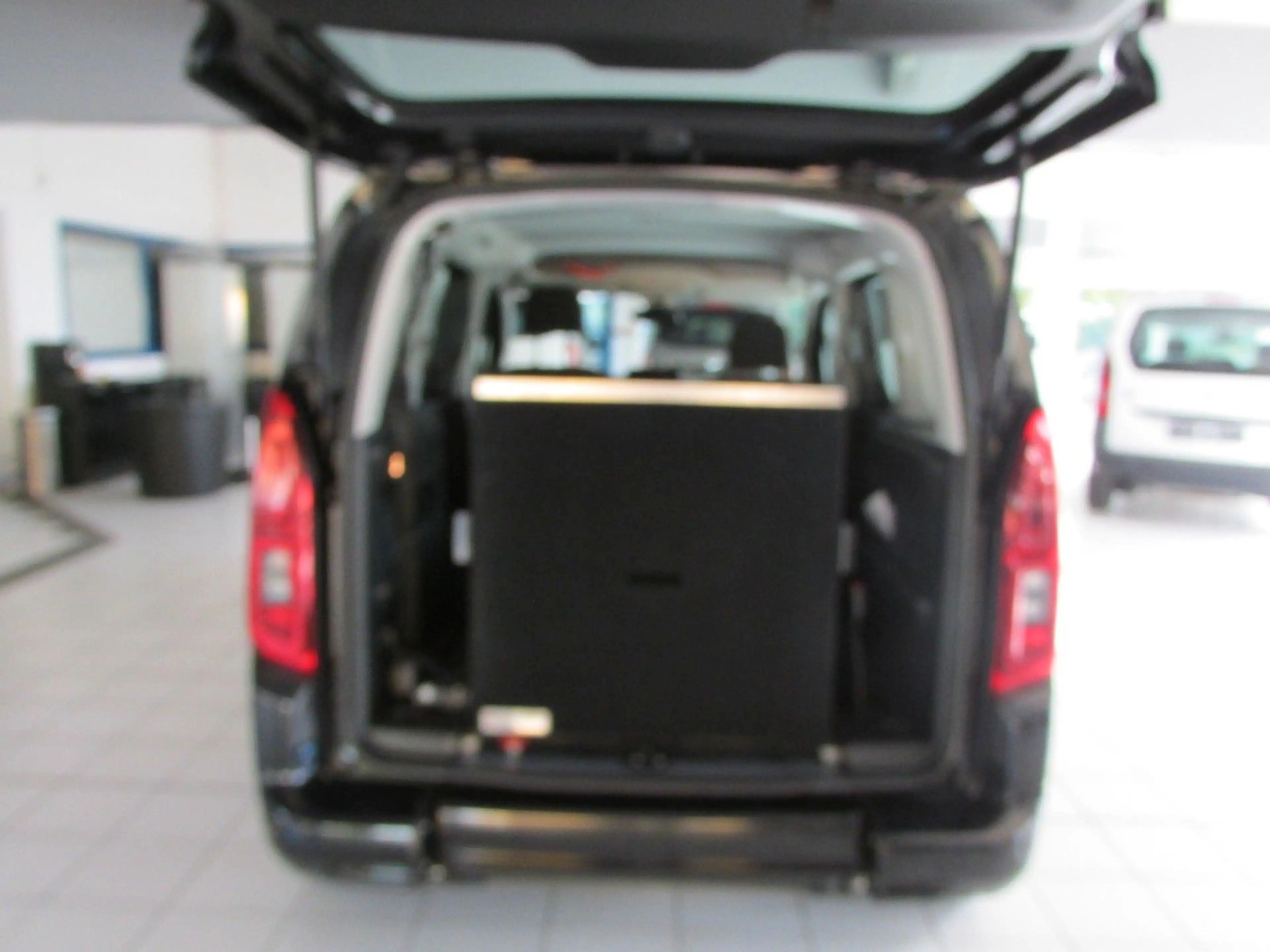 Opel Combo Life el.Rollstuhlrampe-Behindertengerecht — photo 16