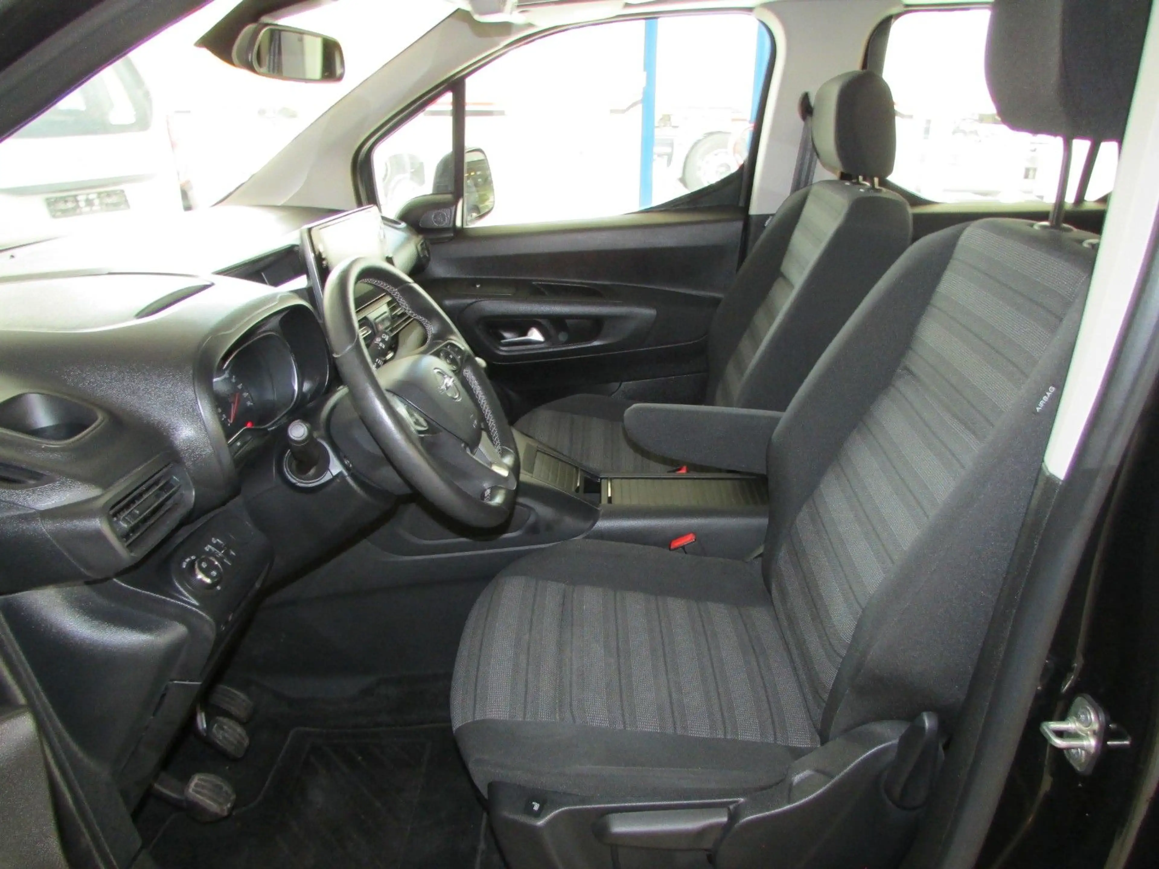 Opel Combo Life el.Rollstuhlrampe-Behindertengerecht — photo 19