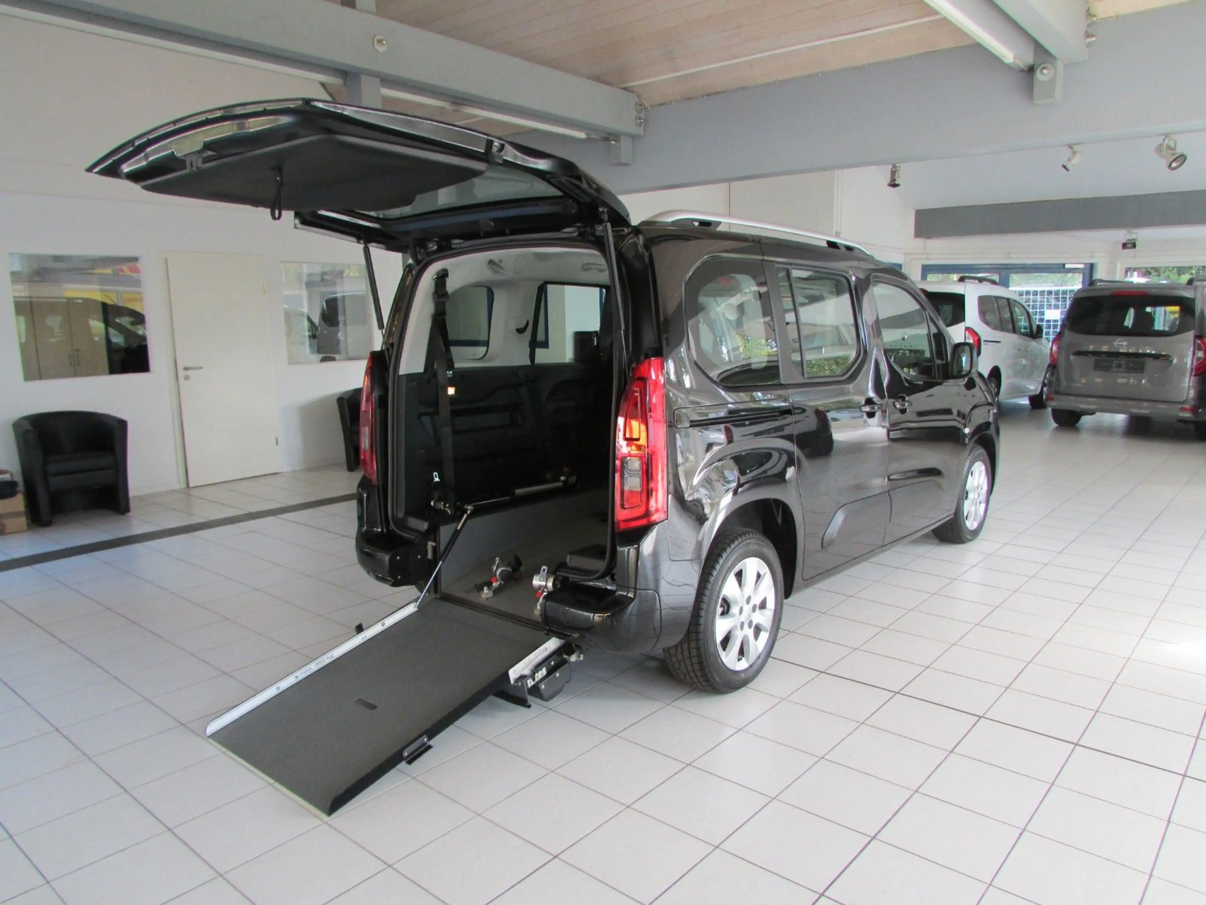 Opel Combo Life el.Rollstuhlrampe-Behindertengerecht — photo 3