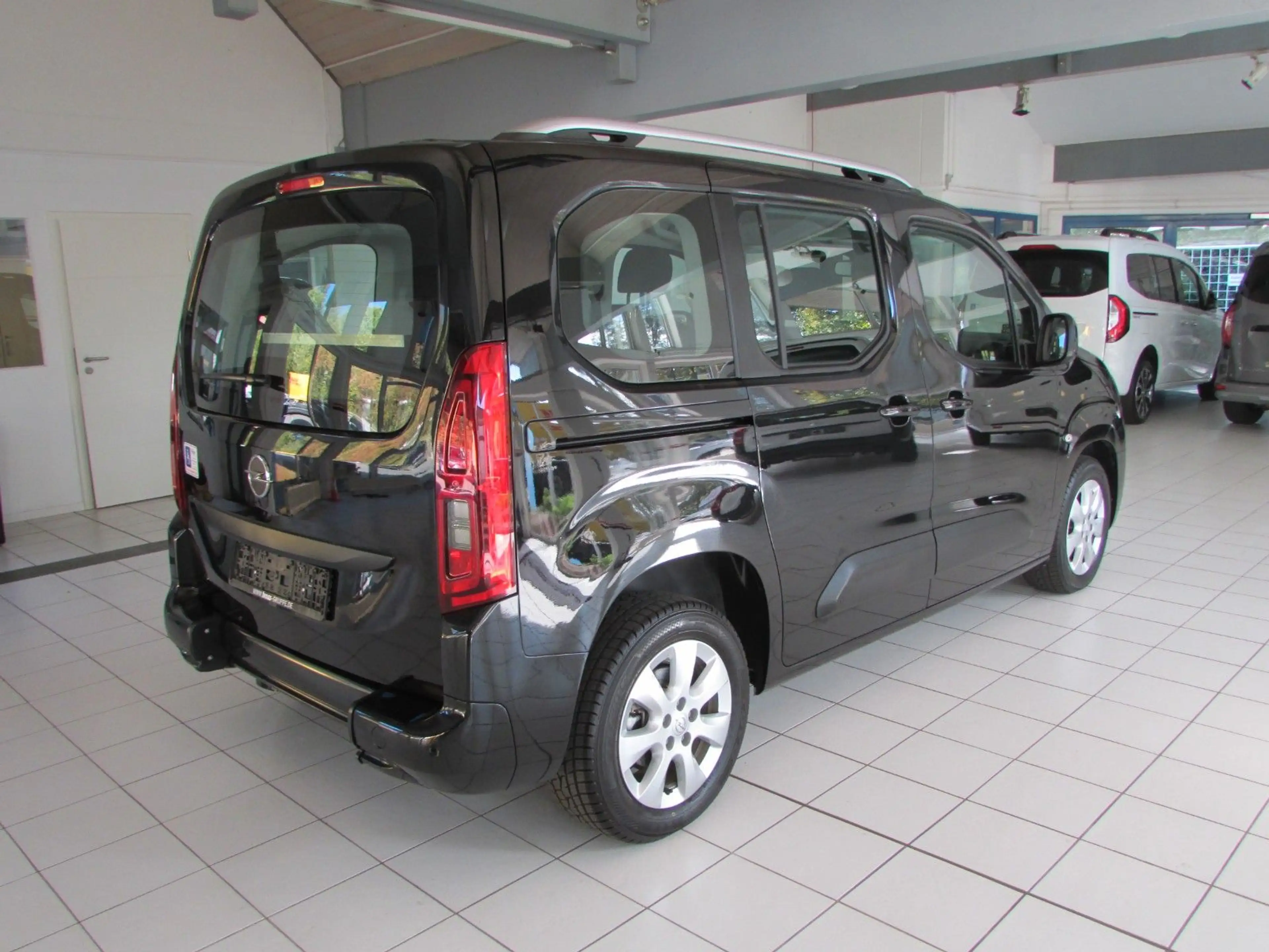 Opel Combo Life el.Rollstuhlrampe-Behindertengerecht — photo 12