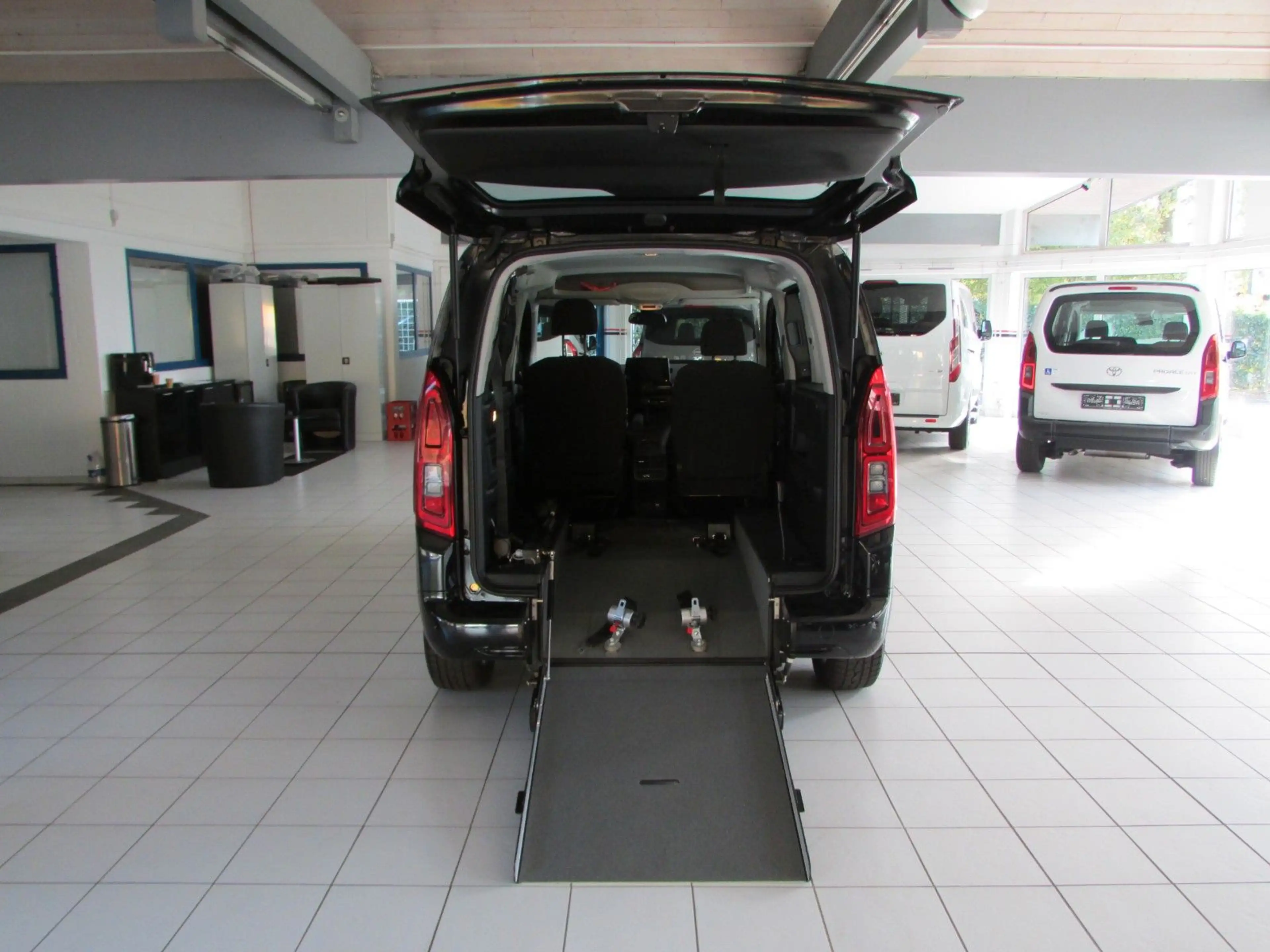 Opel Combo Life el.Rollstuhlrampe-Behindertengerecht — photo 2