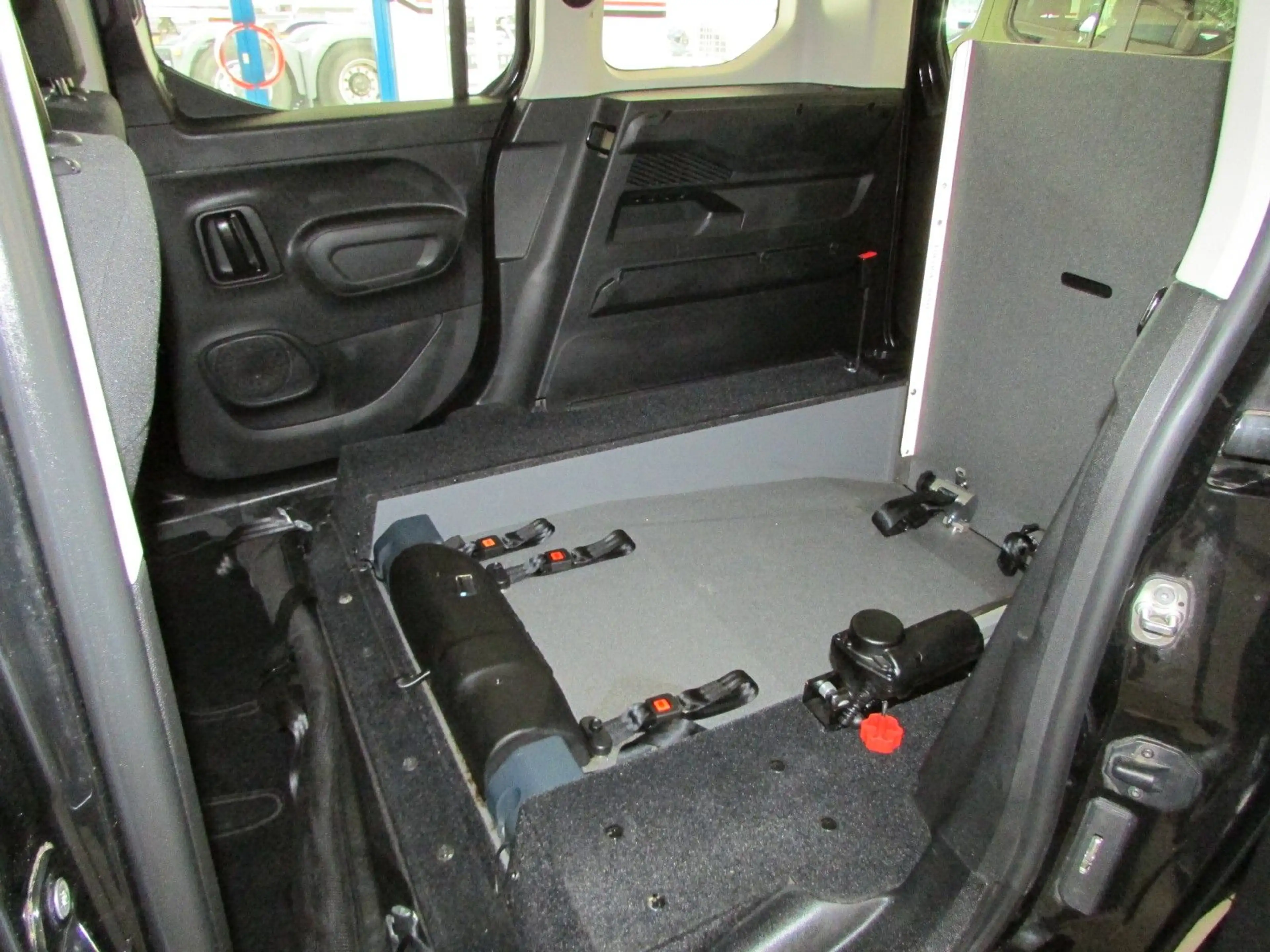 Opel Combo Life el.Rollstuhlrampe-Behindertengerecht — photo 7