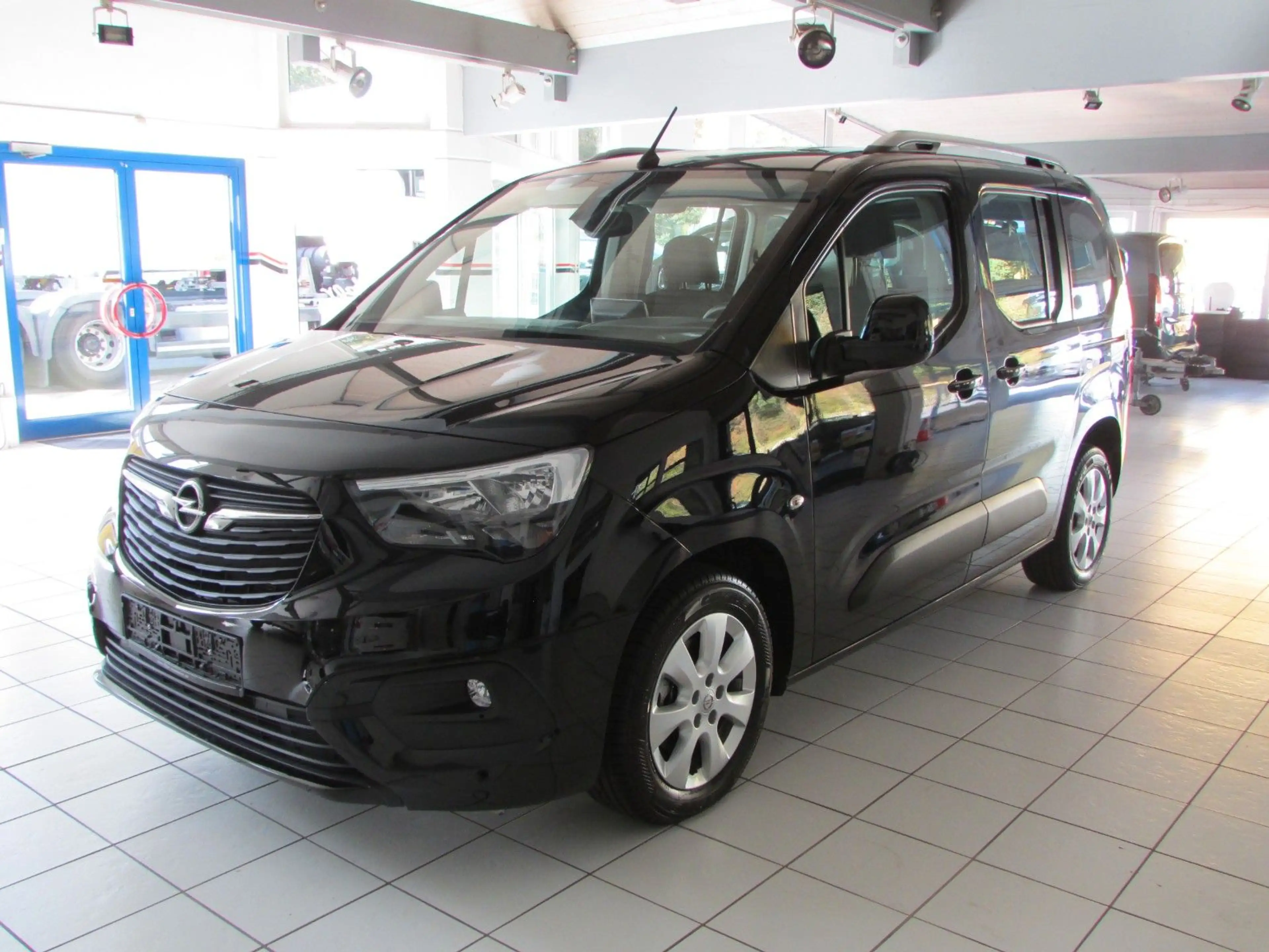 Opel Combo Life el.Rollstuhlrampe-Behindertengerecht — photo 8