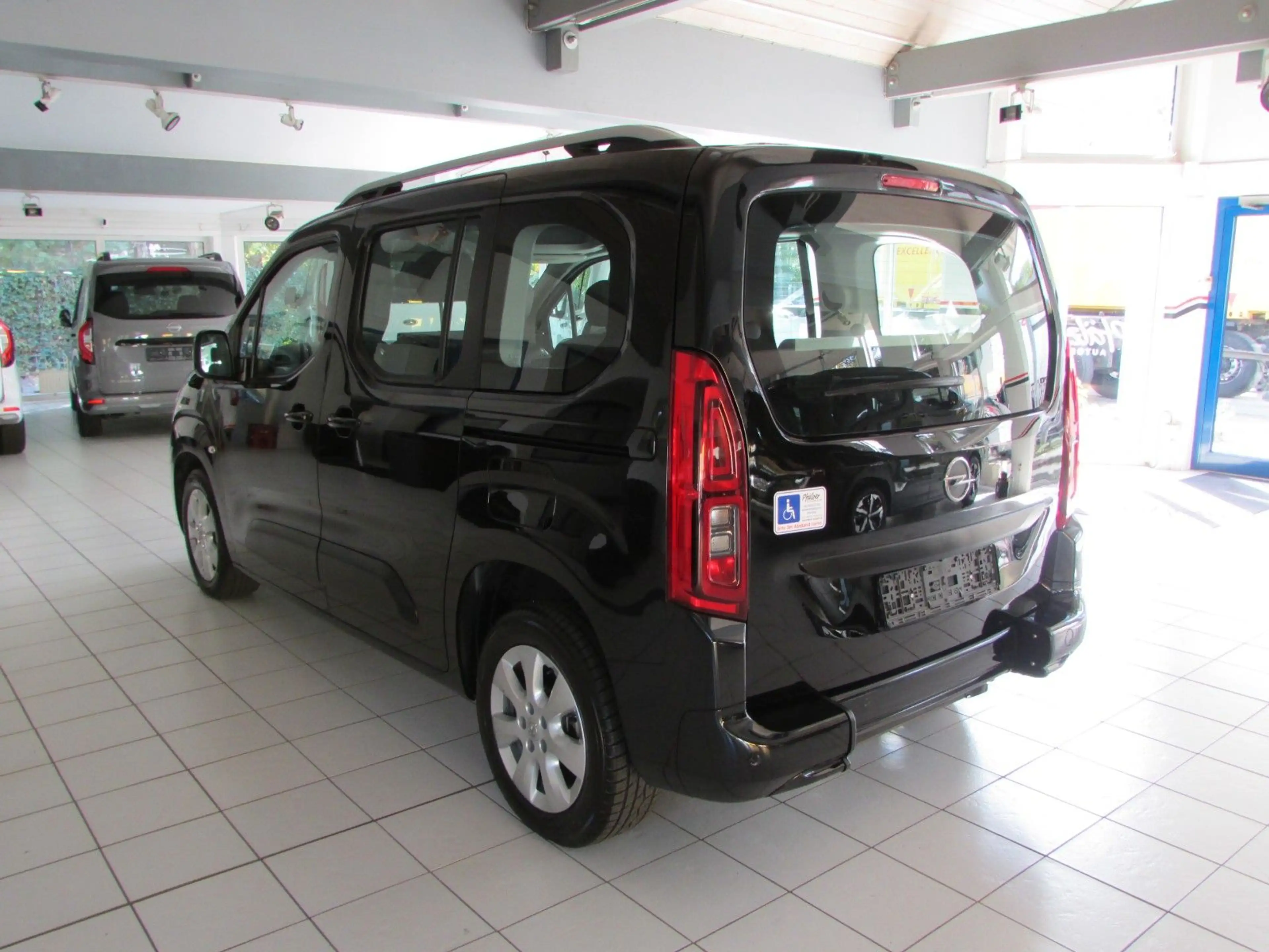 Opel Combo Life el.Rollstuhlrampe-Behindertengerecht — photo 14