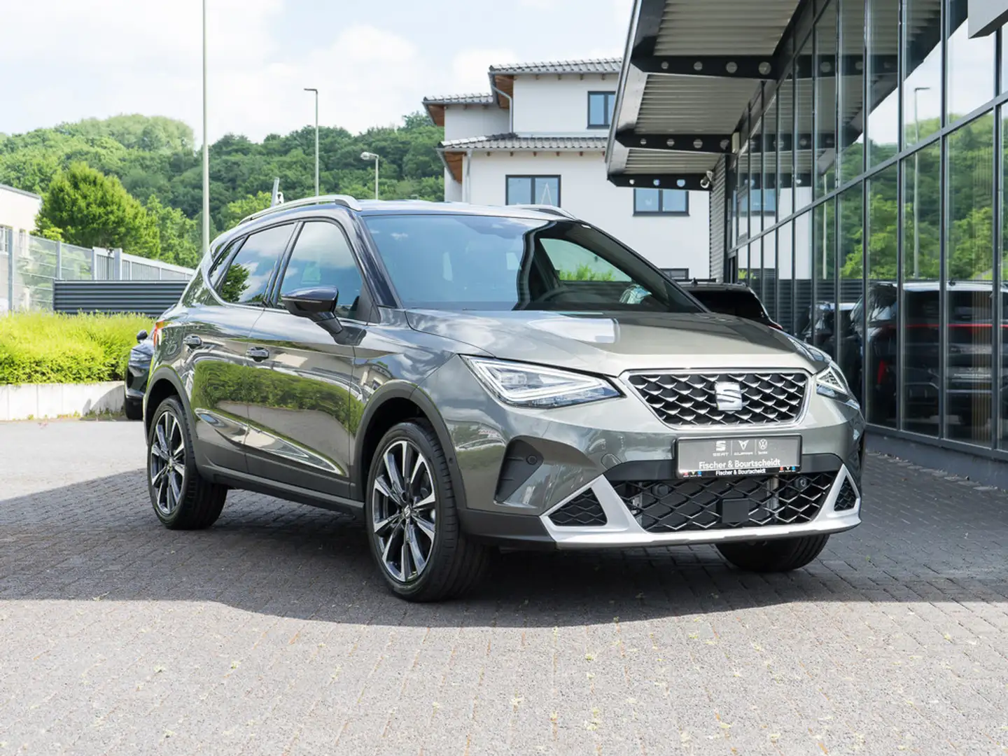 SEAT Arona 1.0 TSI Xperience BEATS SHZ LED DINAMIC Grau - 2