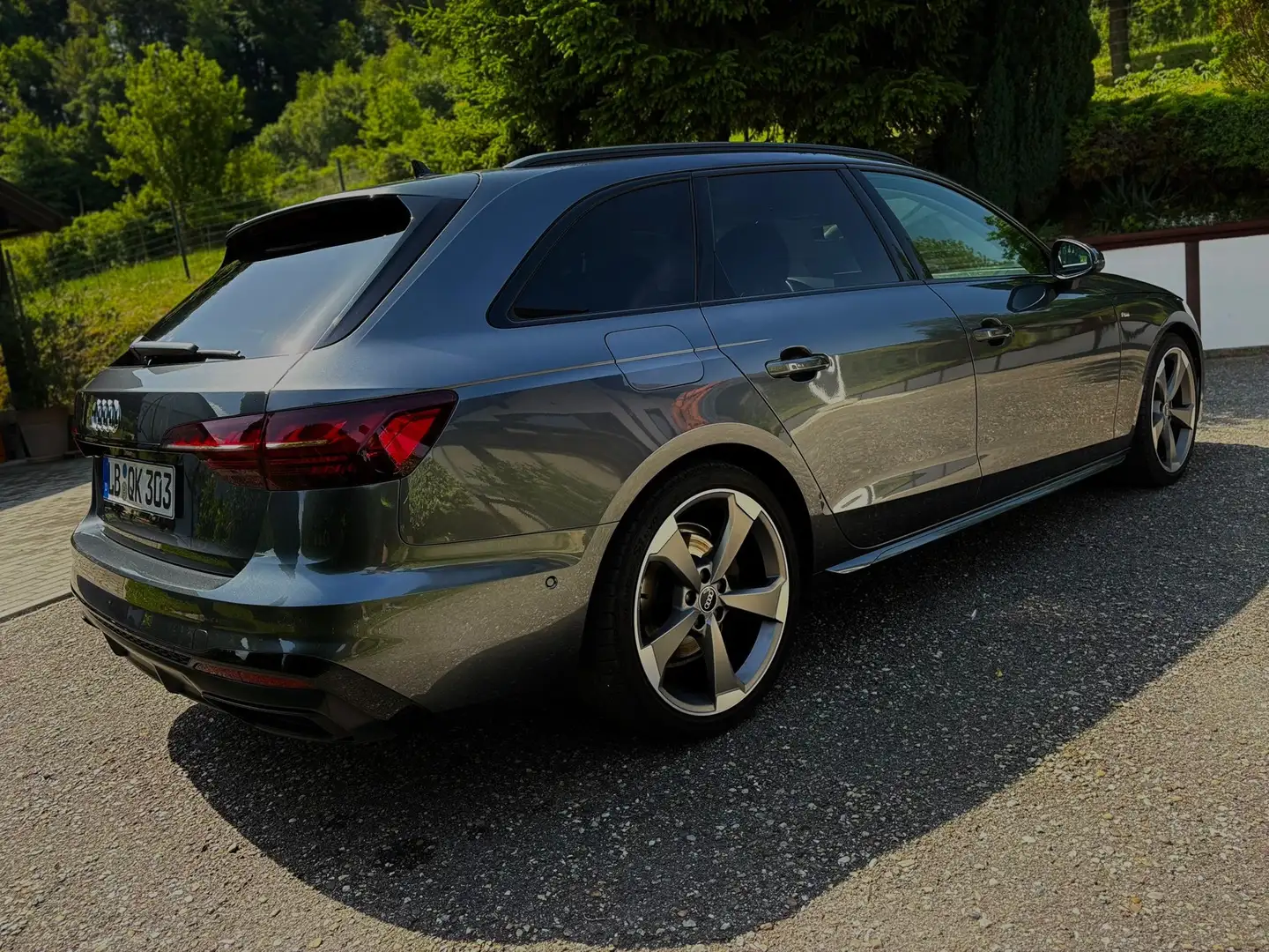 Audi A4 40 TDI S line Grau - 1