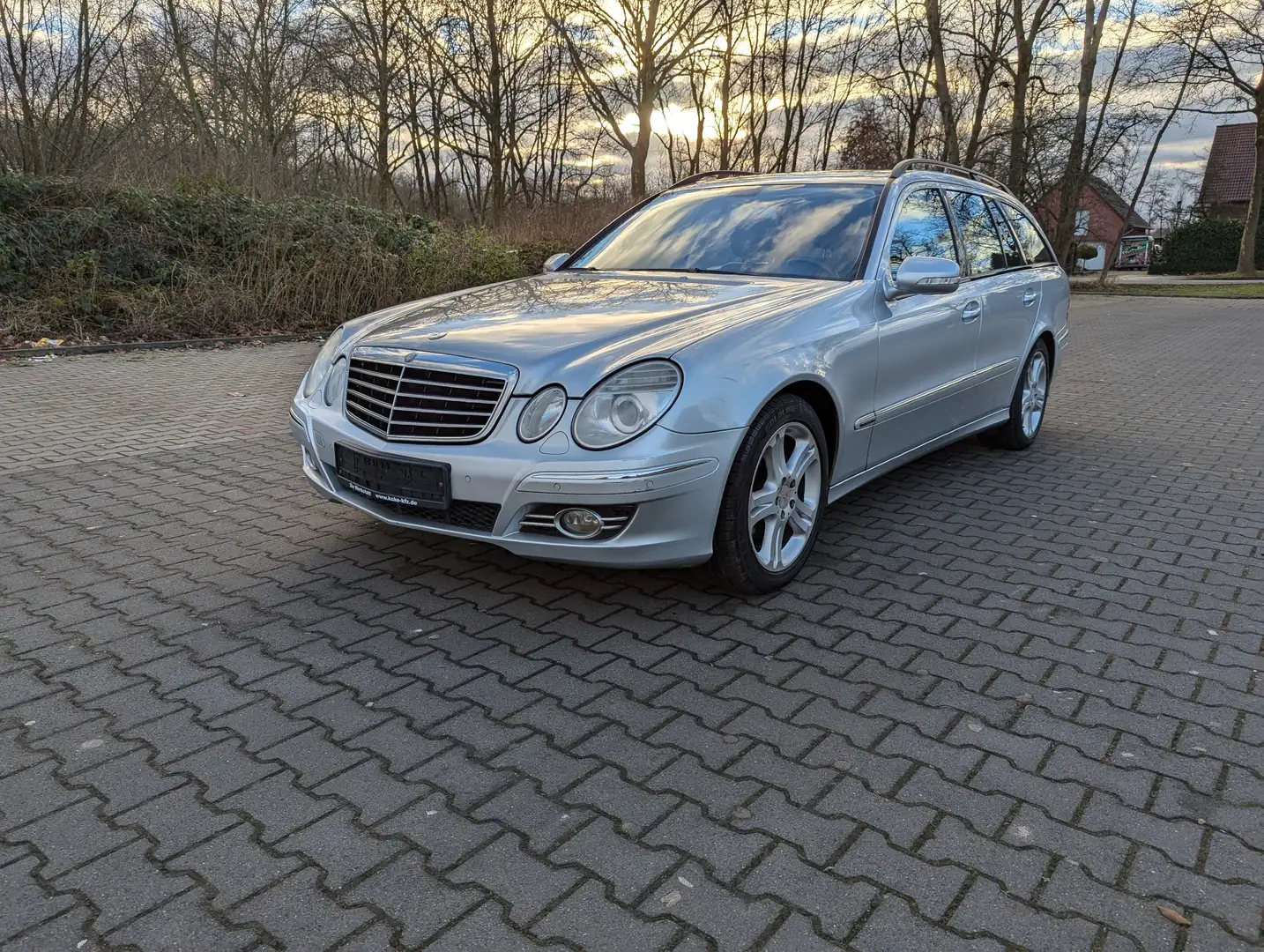 Mercedes-Benz E 220 E 220 T CDI Avantgarde HU Neu Plateado - 1