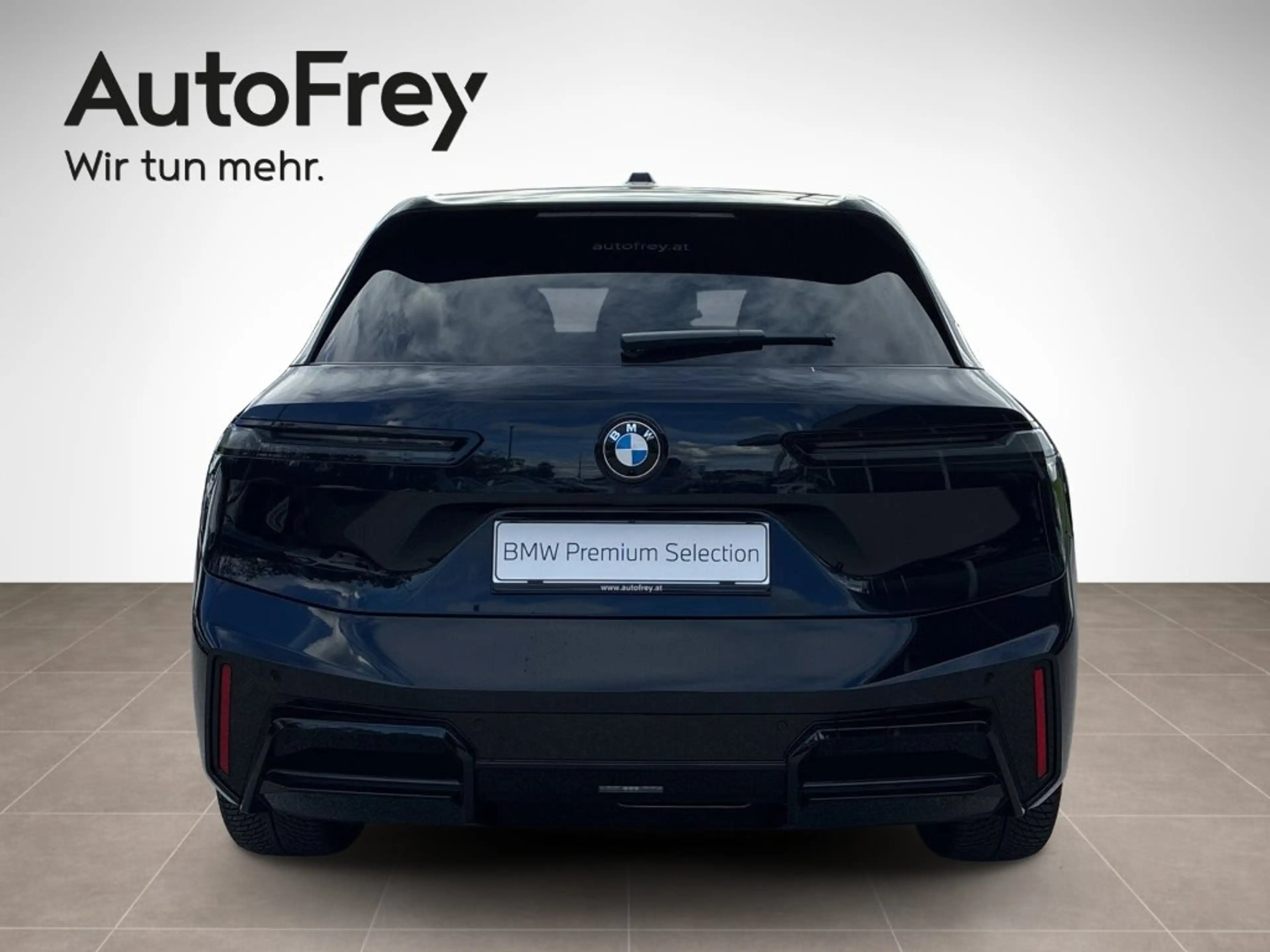 BMW iX xDrive45 — photo 3