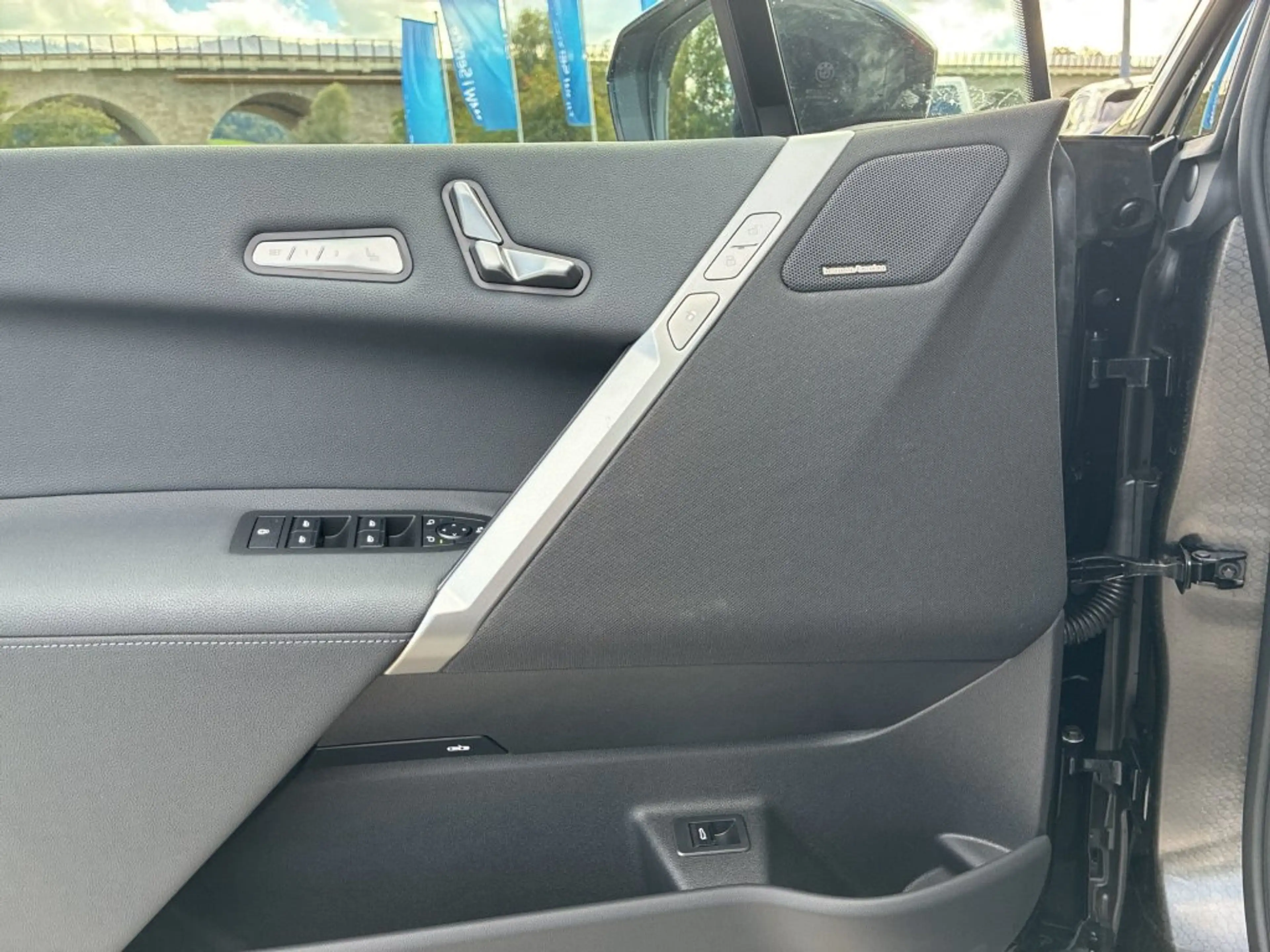 BMW iX xDrive45 — photo 9