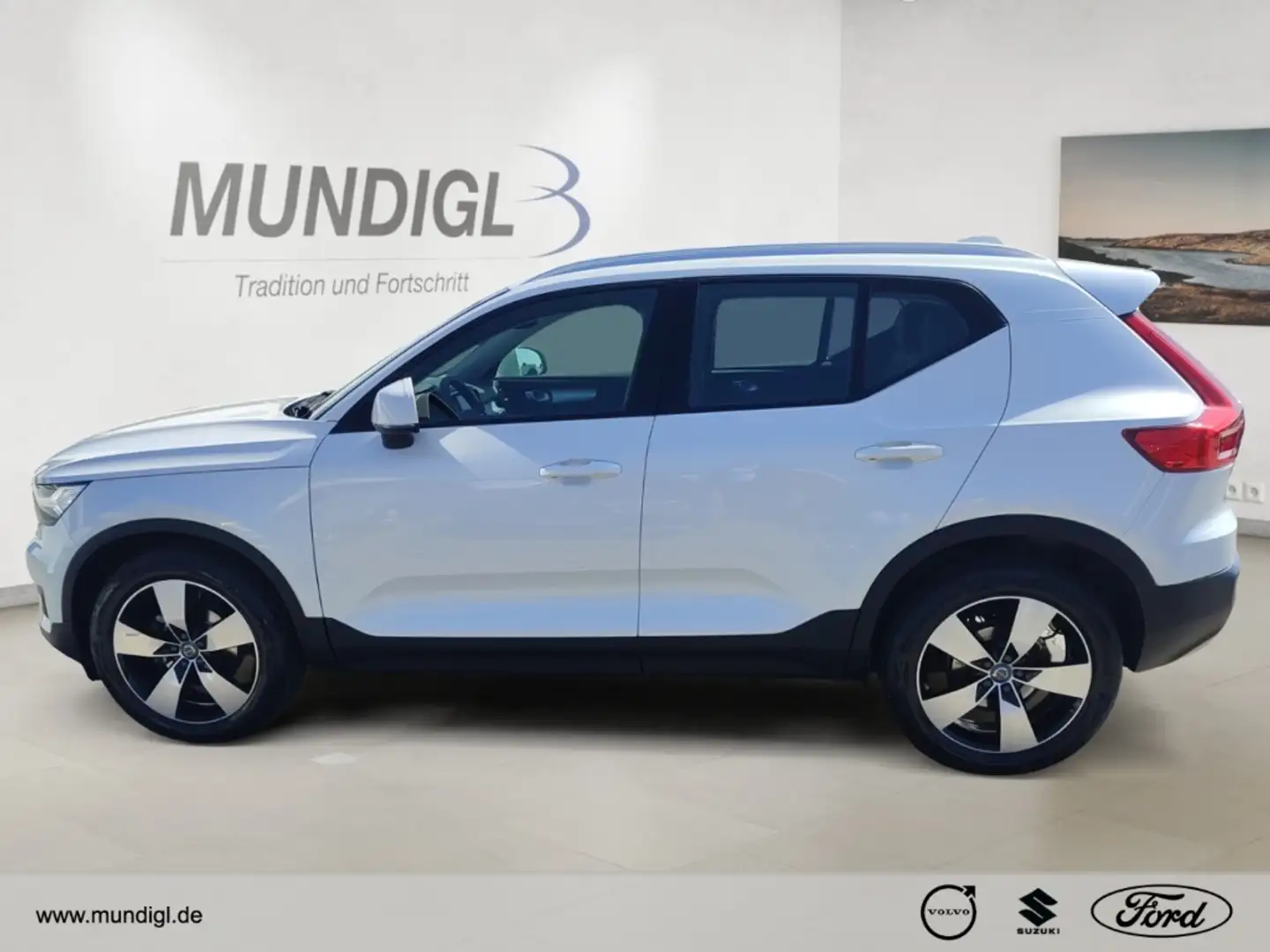 Volvo XC40 Momentum Pro 2WD T3 EU6d AHK-klappbar Navi Digital Weiß - 2