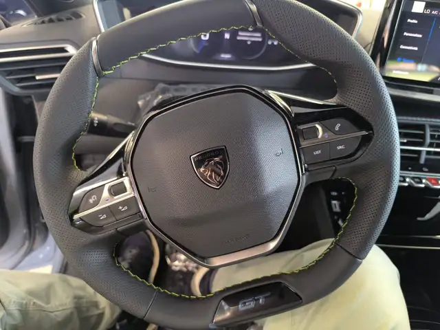 Peugeot 208 view 11