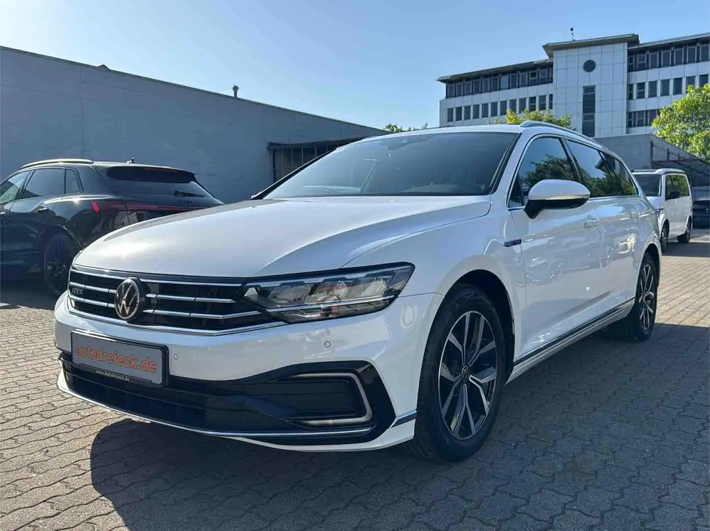 Volkswagen Passat Variant GTE AHK PANO LEDER 360° 17Z DAB+ Weiß - 1
