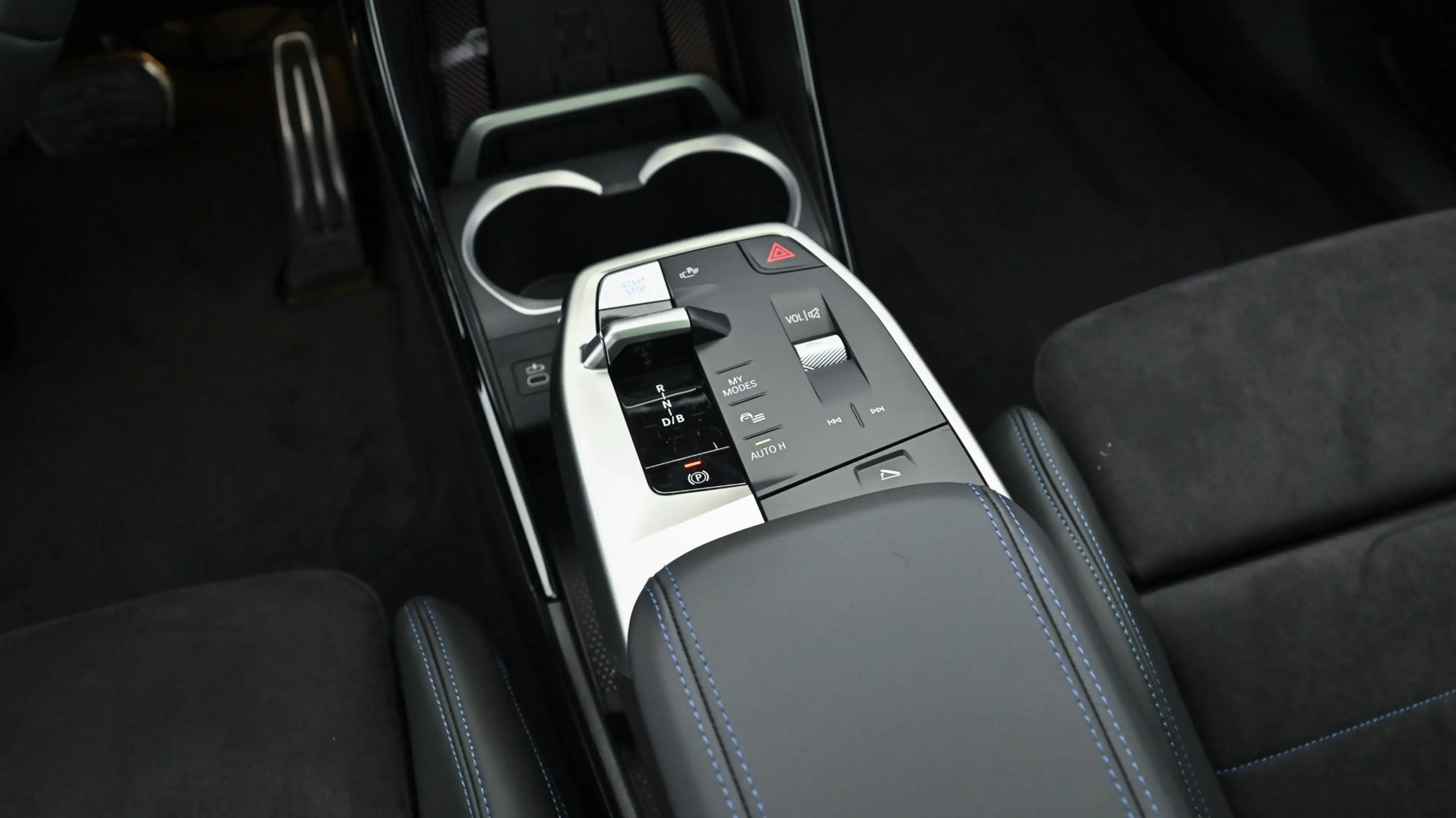 BMW iX2 xDrive30 — photo 12