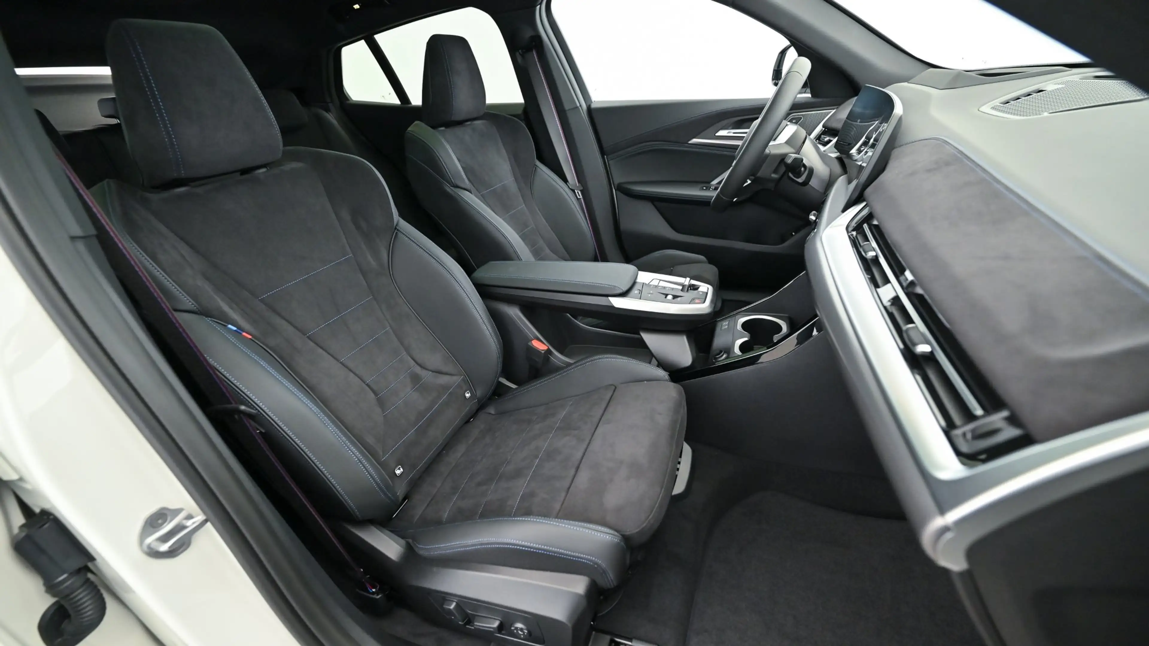 BMW iX2 xDrive30 — photo 9