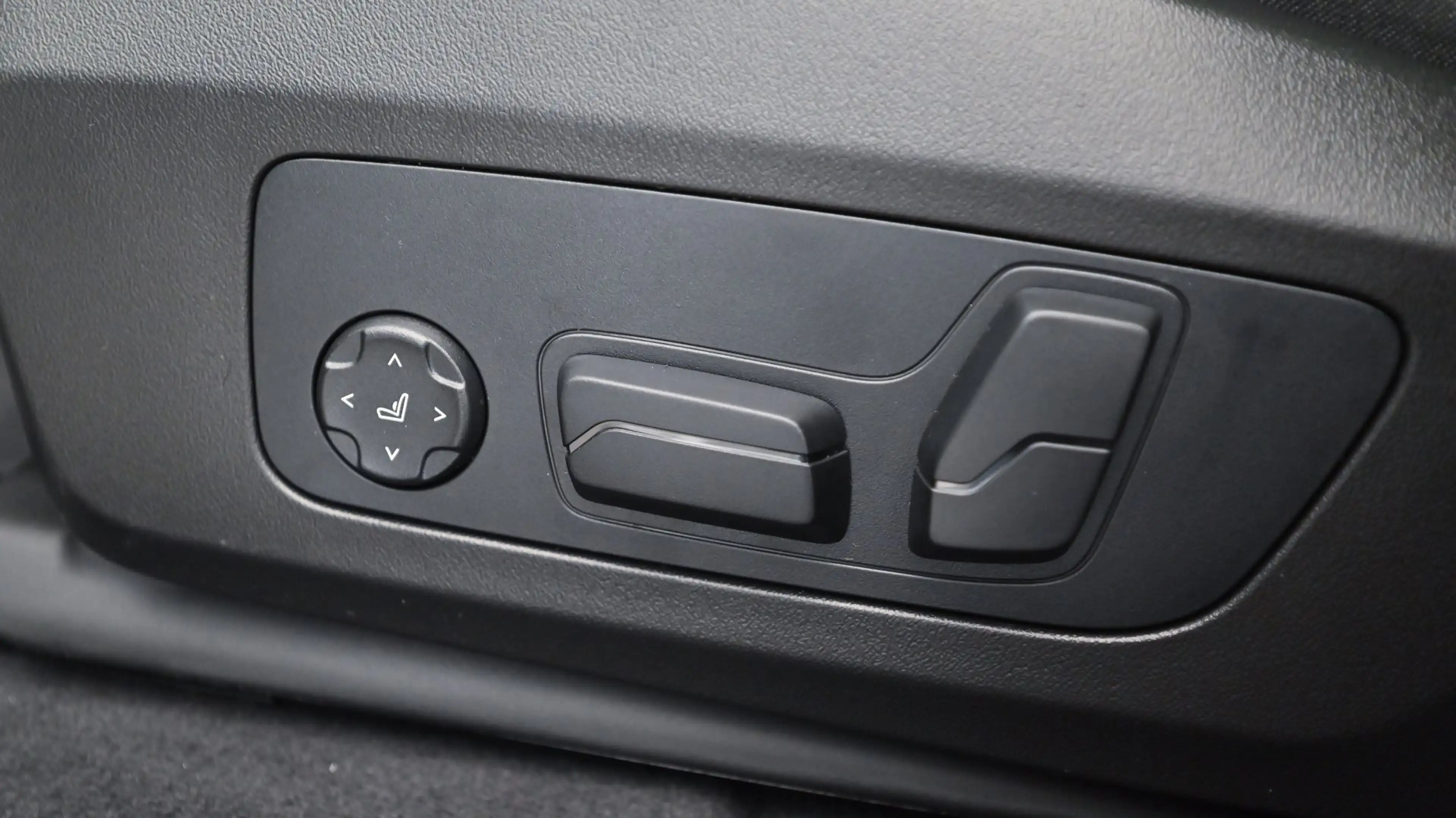 BMW iX2 xDrive30 — photo 14