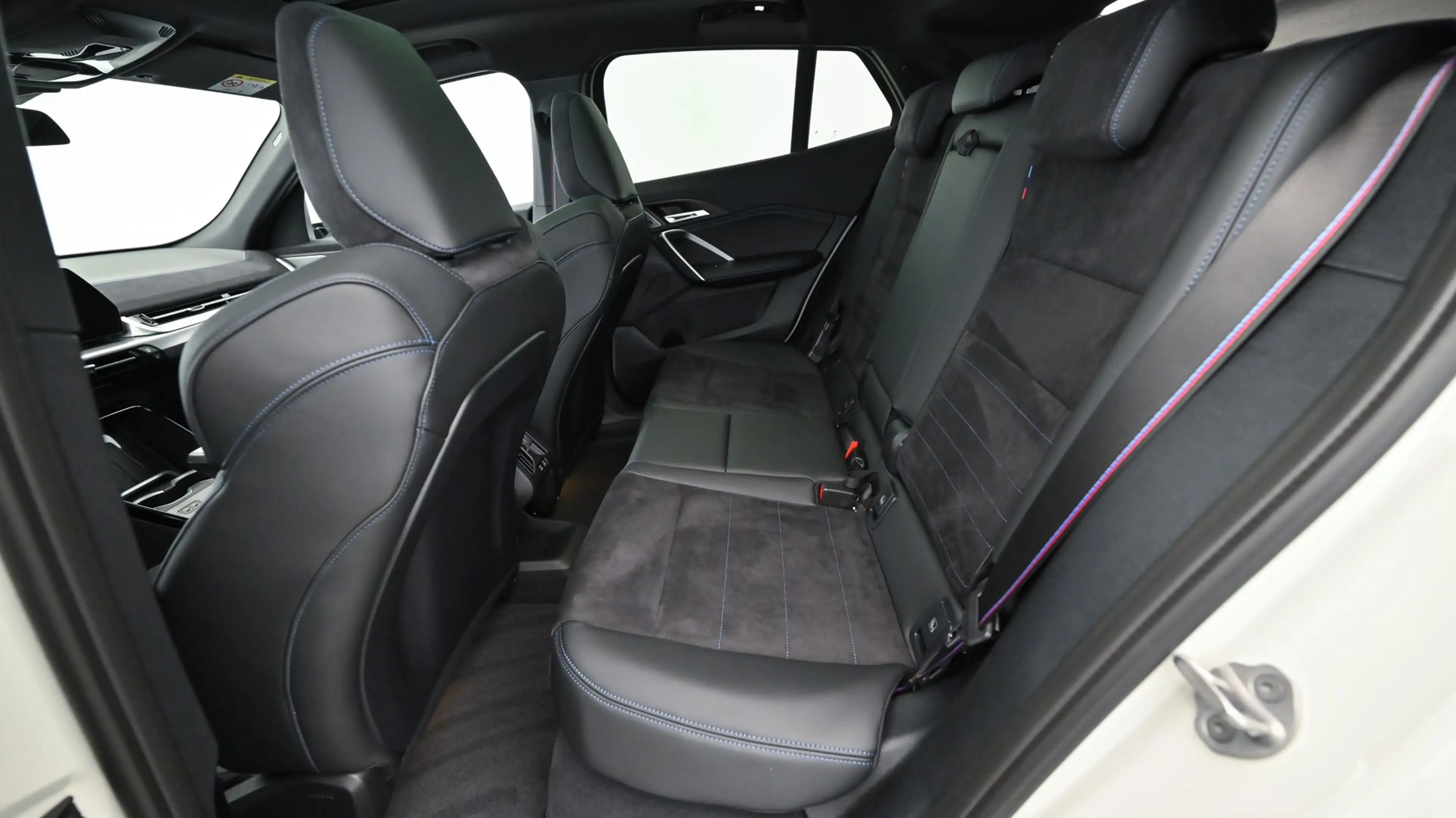 BMW iX2 xDrive30 — photo 10