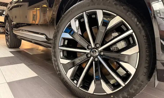 Volvo XC90 view 5